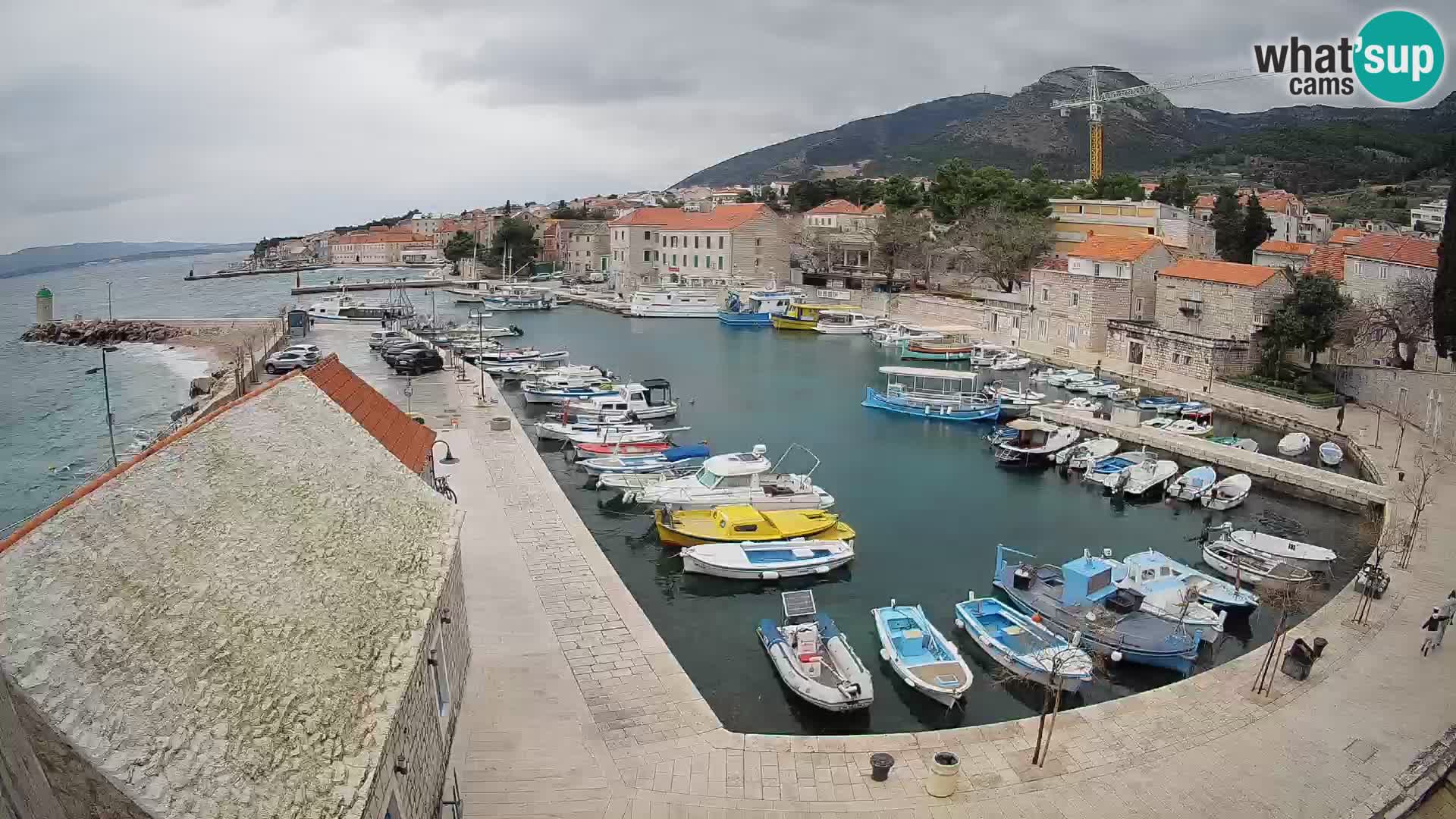 Web kamera Bol Riva – Pogled uživo na luku i marinu