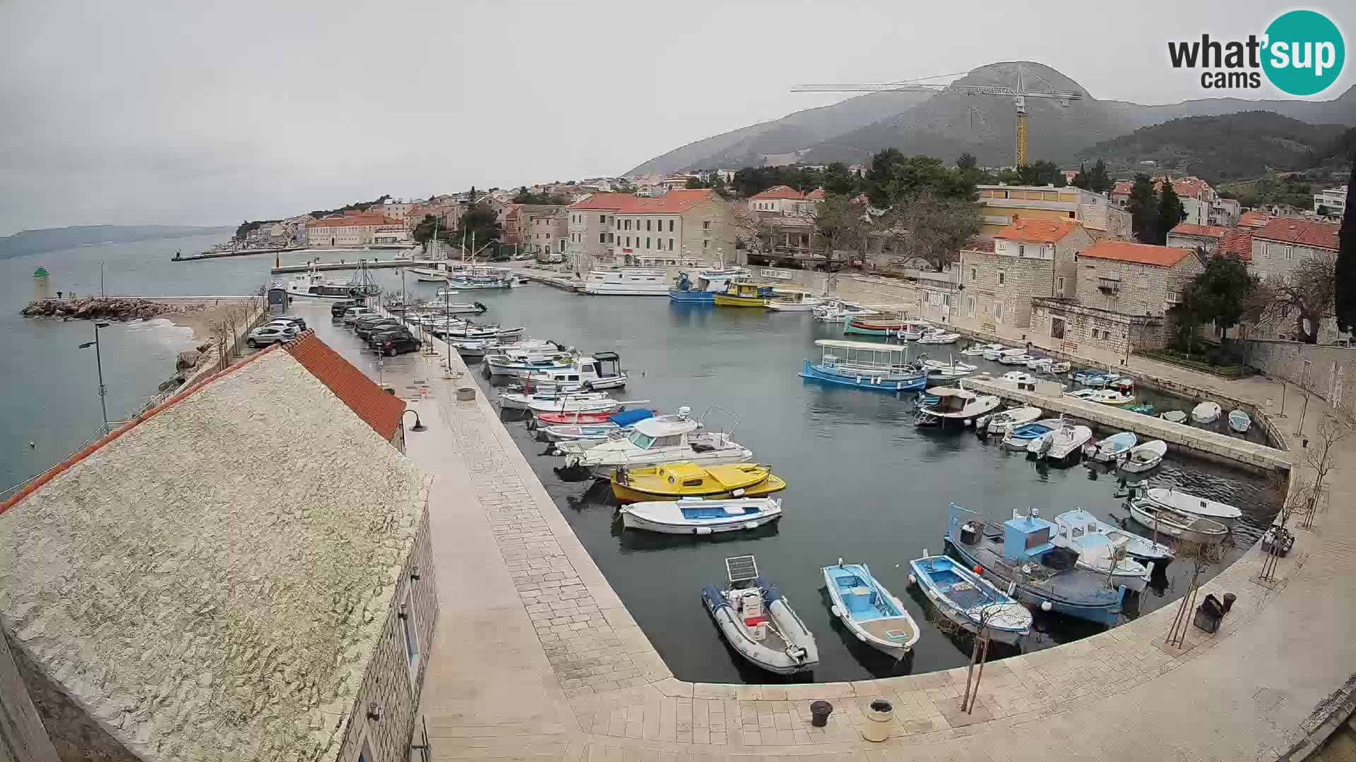 Spletna kamera Bol pristanišče – Pogled v živo na Rivo in marino