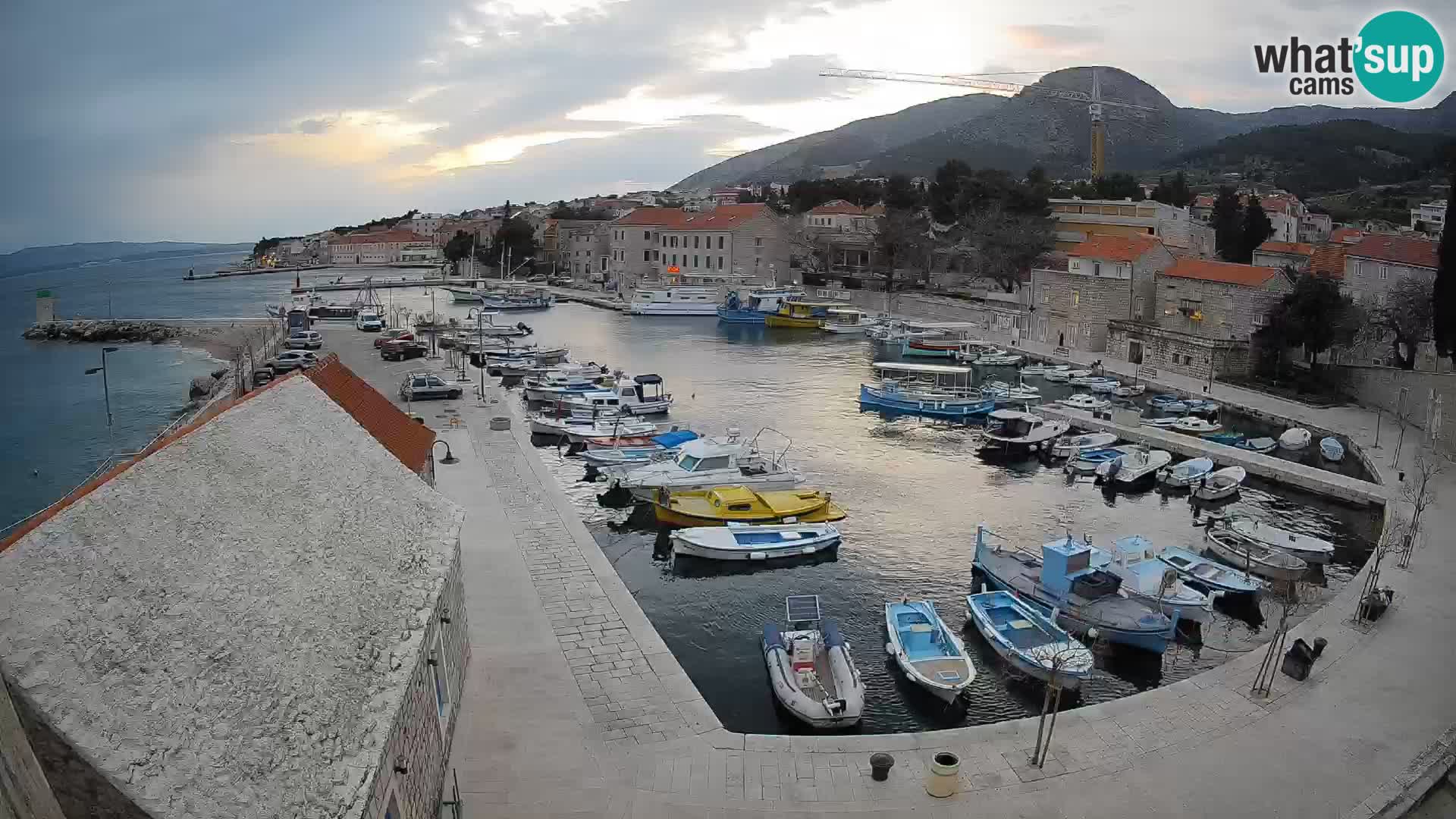 Webcam porto di Bol – Vista live sulla Riva e Marina