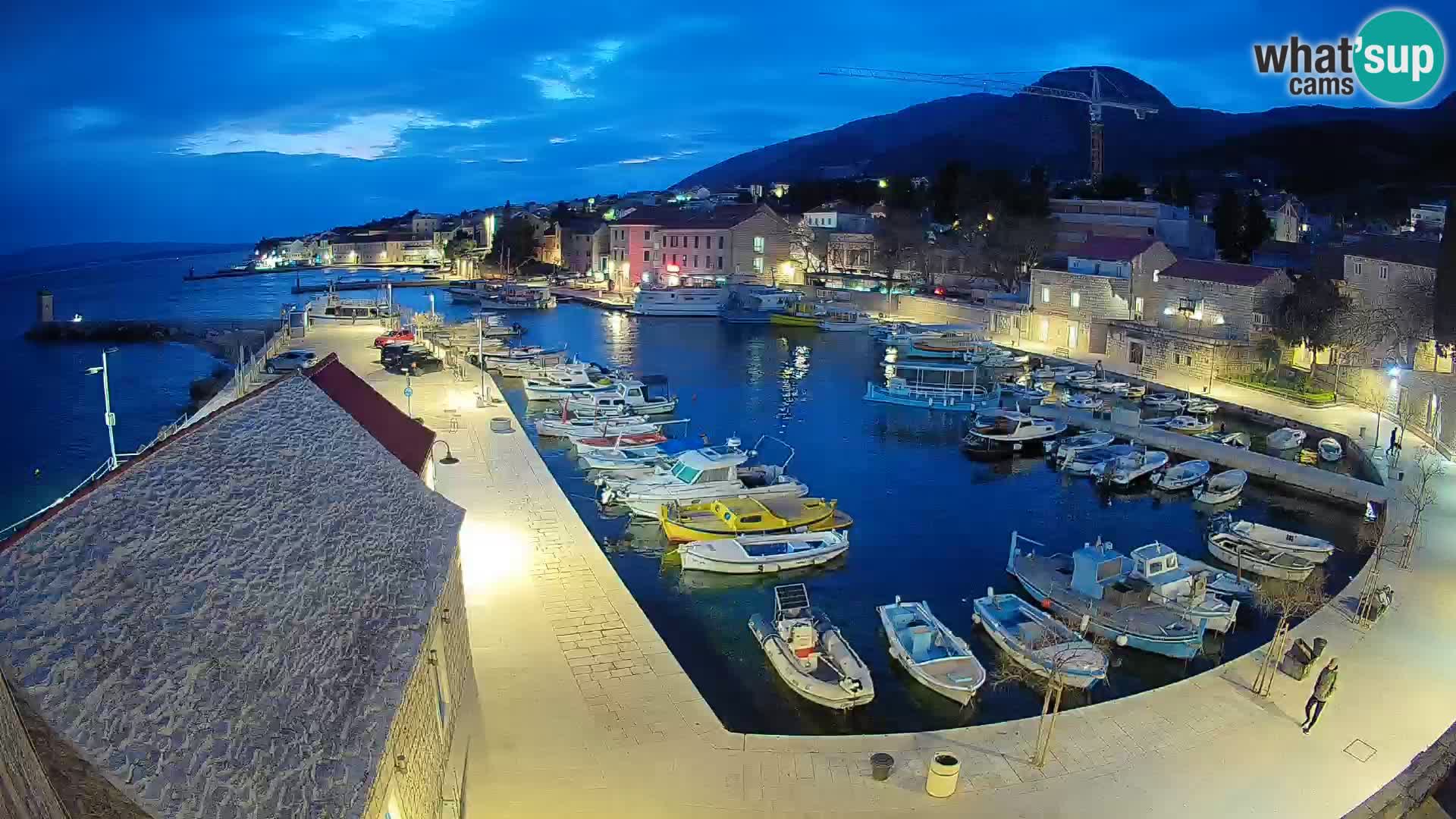 Spletna kamera Bol pristanišče – Pogled v živo na Rivo in marino