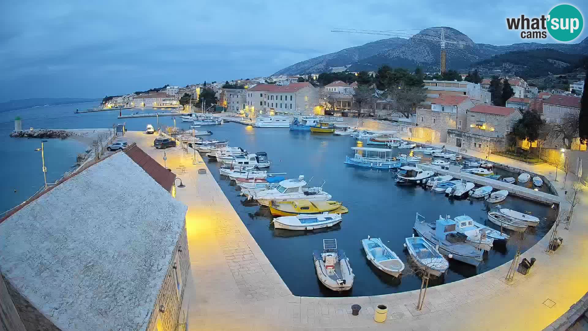 Webcam porto di Bol – Vista live sulla Riva e Marina