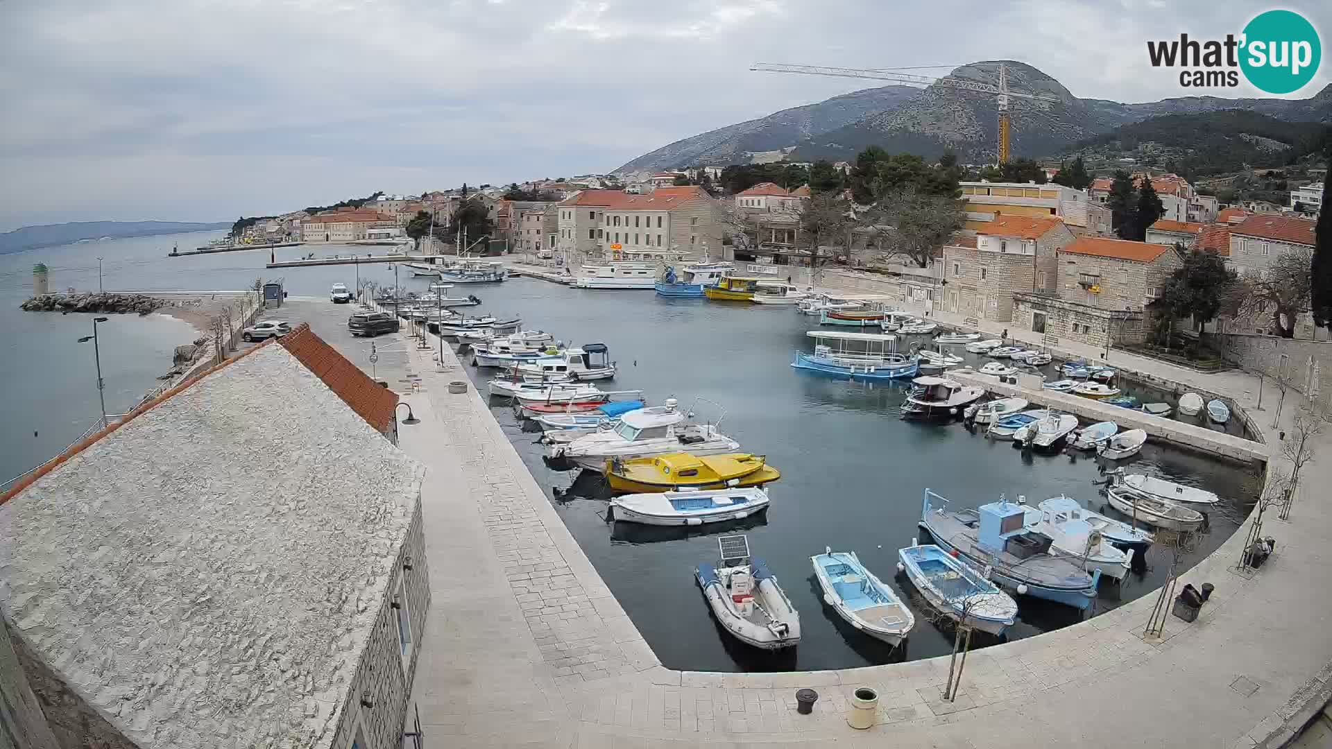Spletna kamera Bol pristanišče – Pogled v živo na Rivo in marino