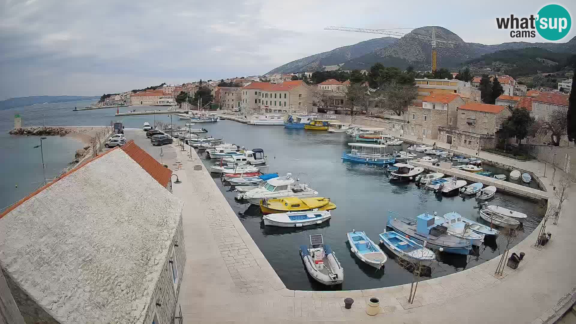 Spletna kamera Bol pristanišče – Pogled v živo na Rivo in marino