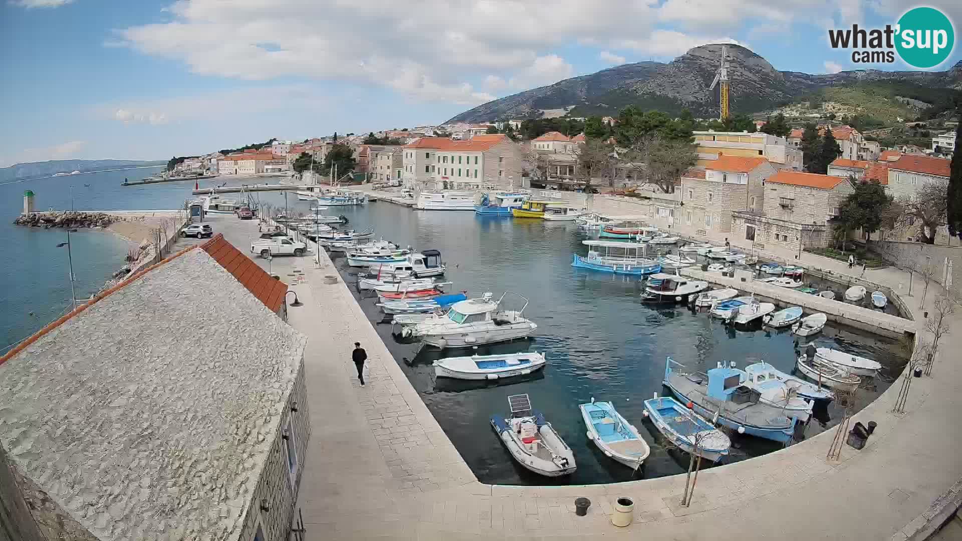 Spletna kamera Bol pristanišče – Pogled v živo na Rivo in marino