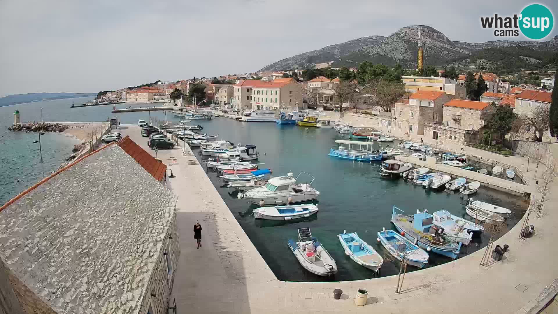 Spletna kamera Bol pristanišče – Pogled v živo na Rivo in marino