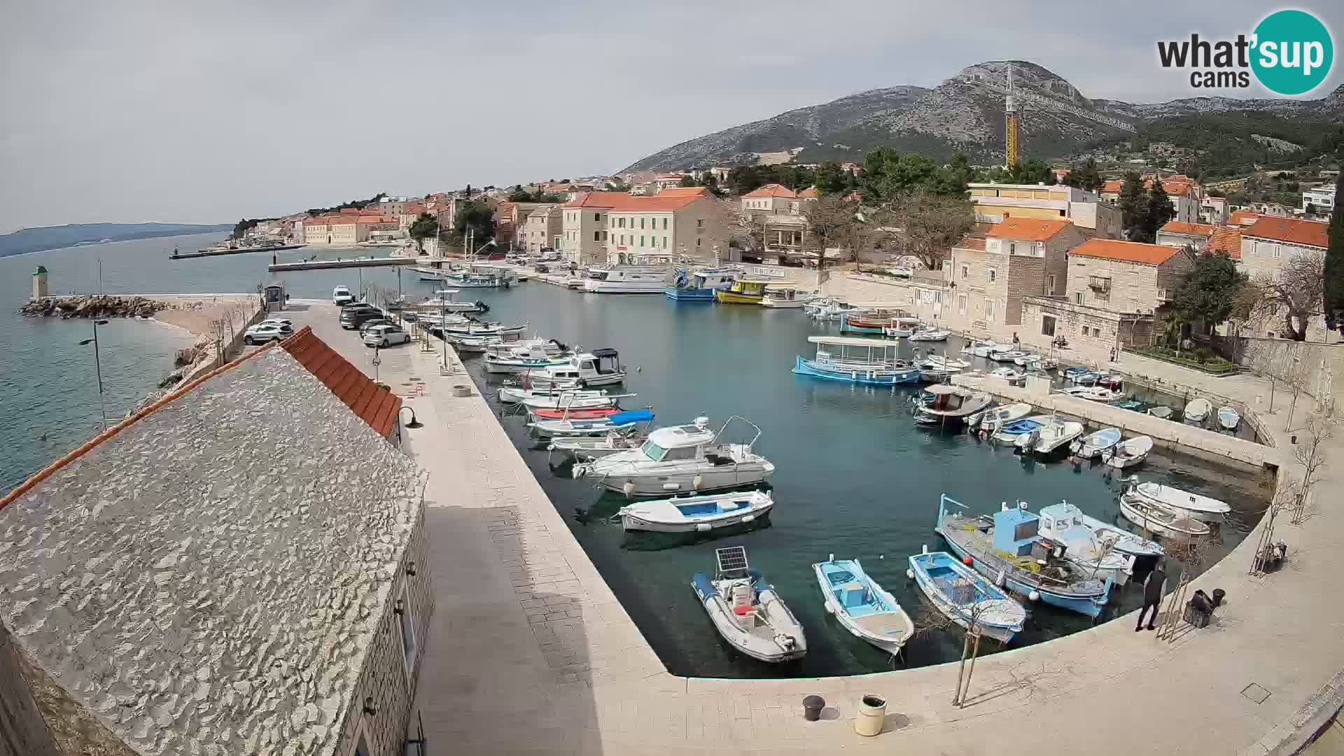 Web kamera Bol Riva – Pogled uživo na luku i marinu