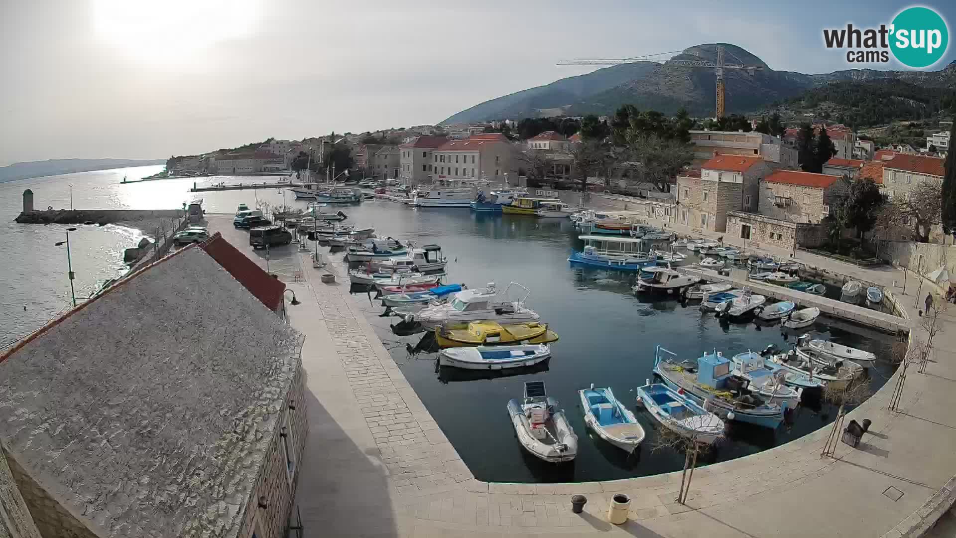 Web kamera Bol Riva – Pogled uživo na luku i marinu