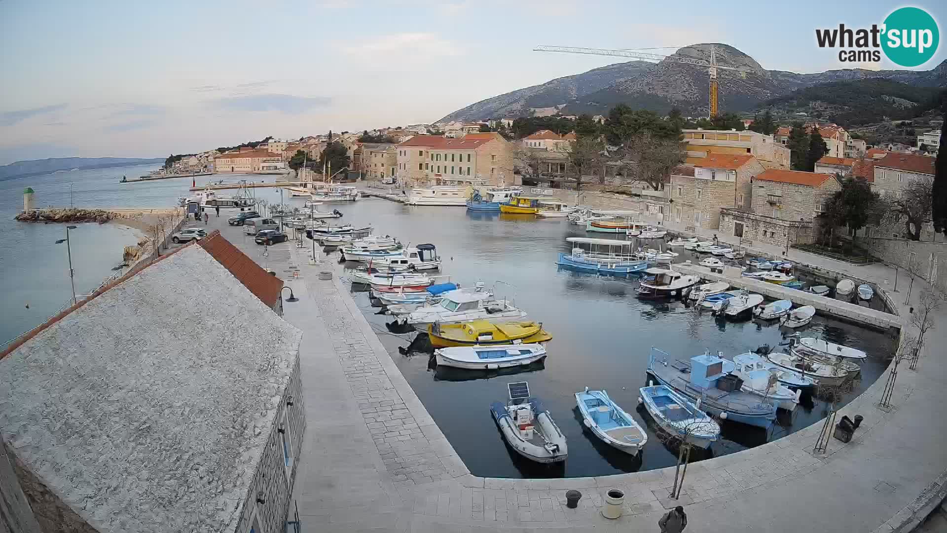 Spletna kamera Bol pristanišče – Pogled v živo na Rivo in marino