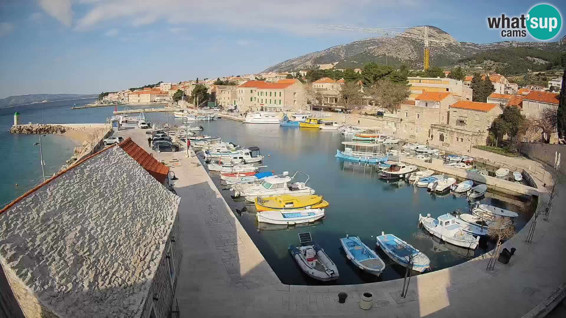 Web kamera Bol Riva – Pogled uživo na luku i marinu