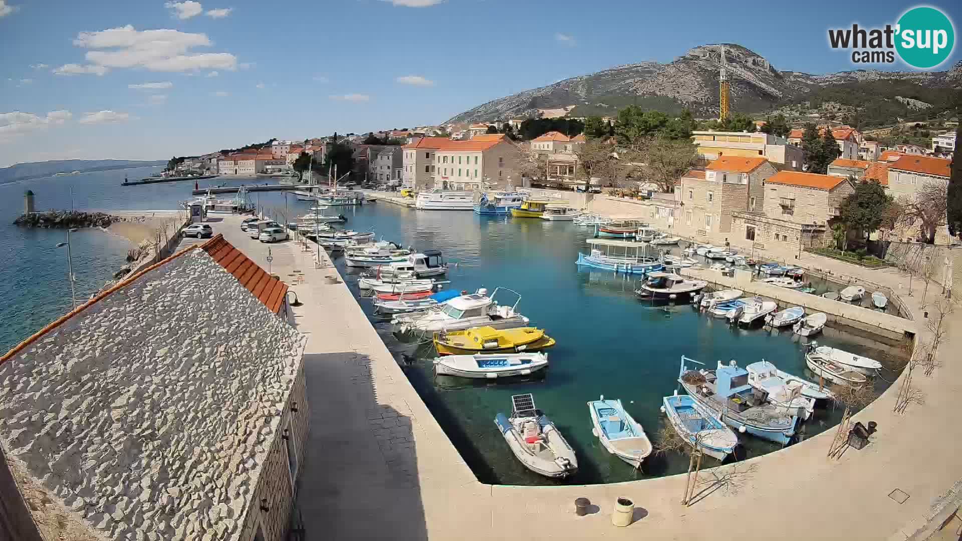 Spletna kamera Bol pristanišče – Pogled v živo na Rivo in marino