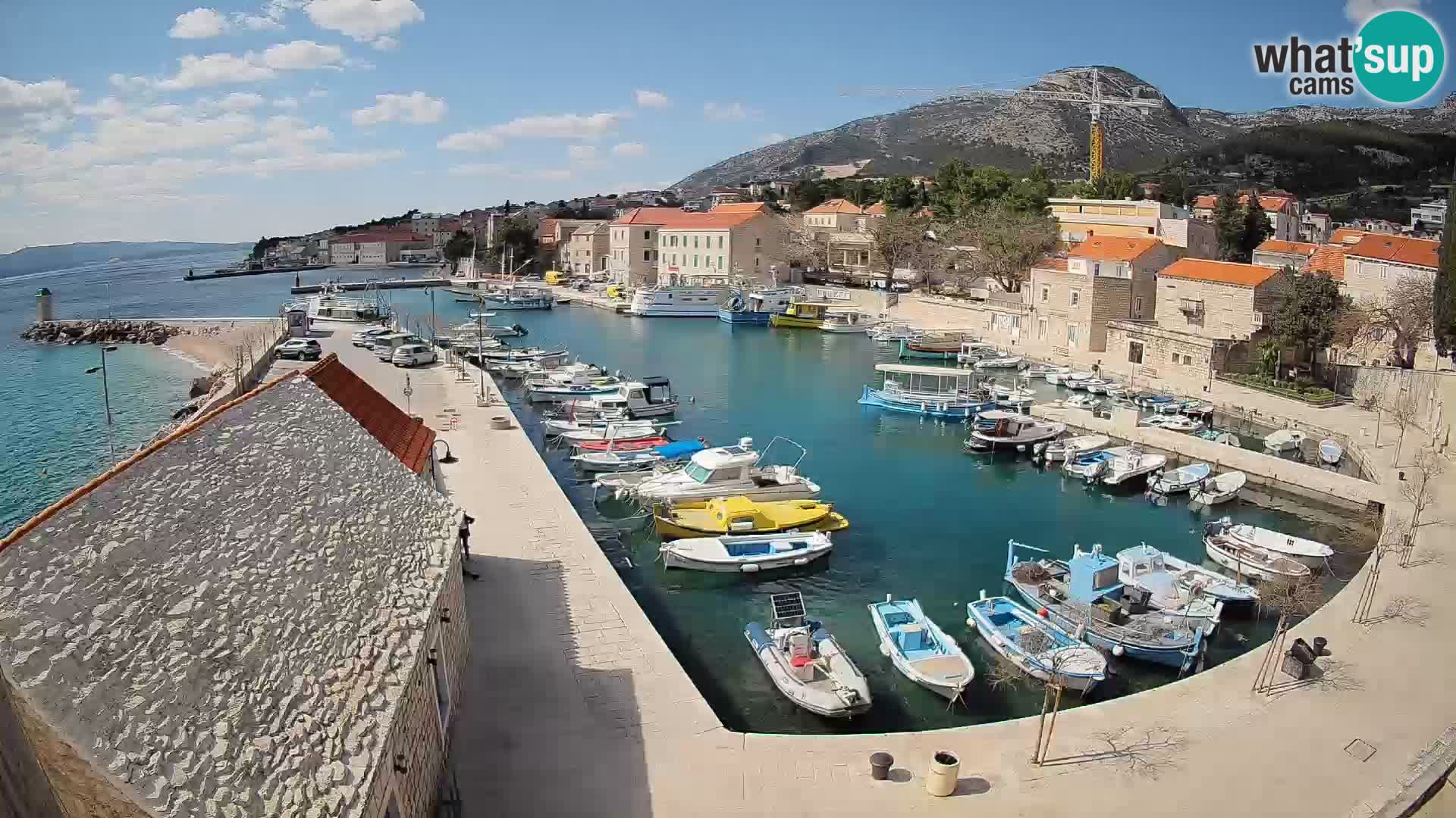 Spletna kamera Bol pristanišče – Pogled v živo na Rivo in marino