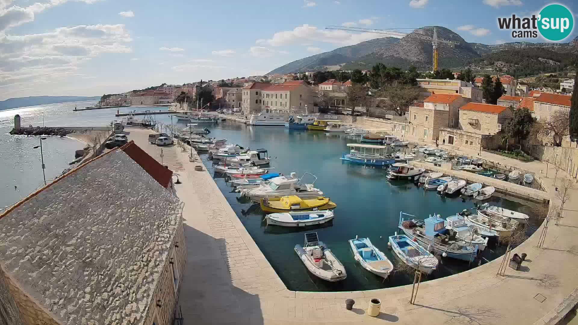 Spletna kamera Bol pristanišče – Pogled v živo na Rivo in marino