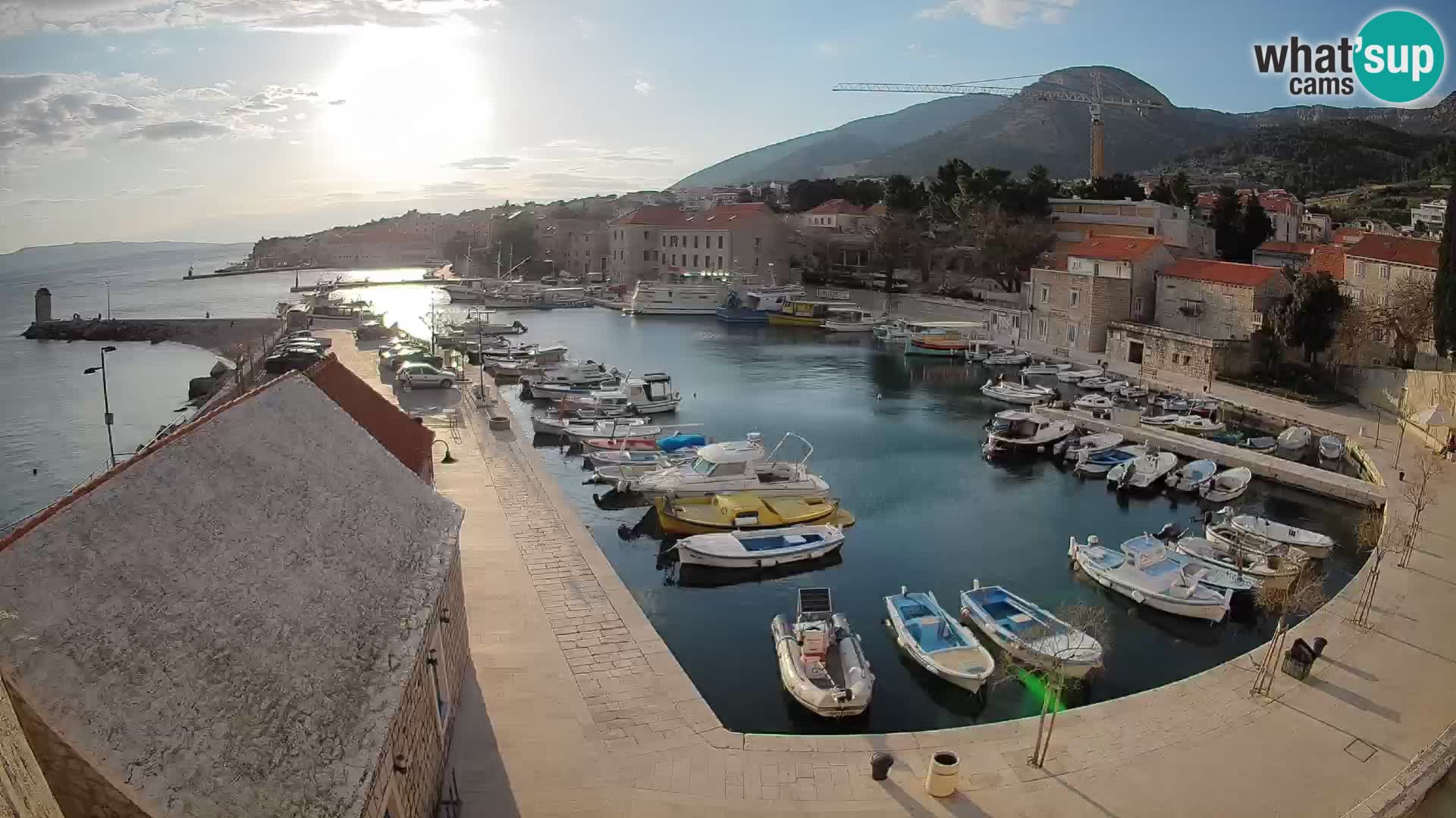 Spletna kamera Bol pristanišče – Pogled v živo na Rivo in marino