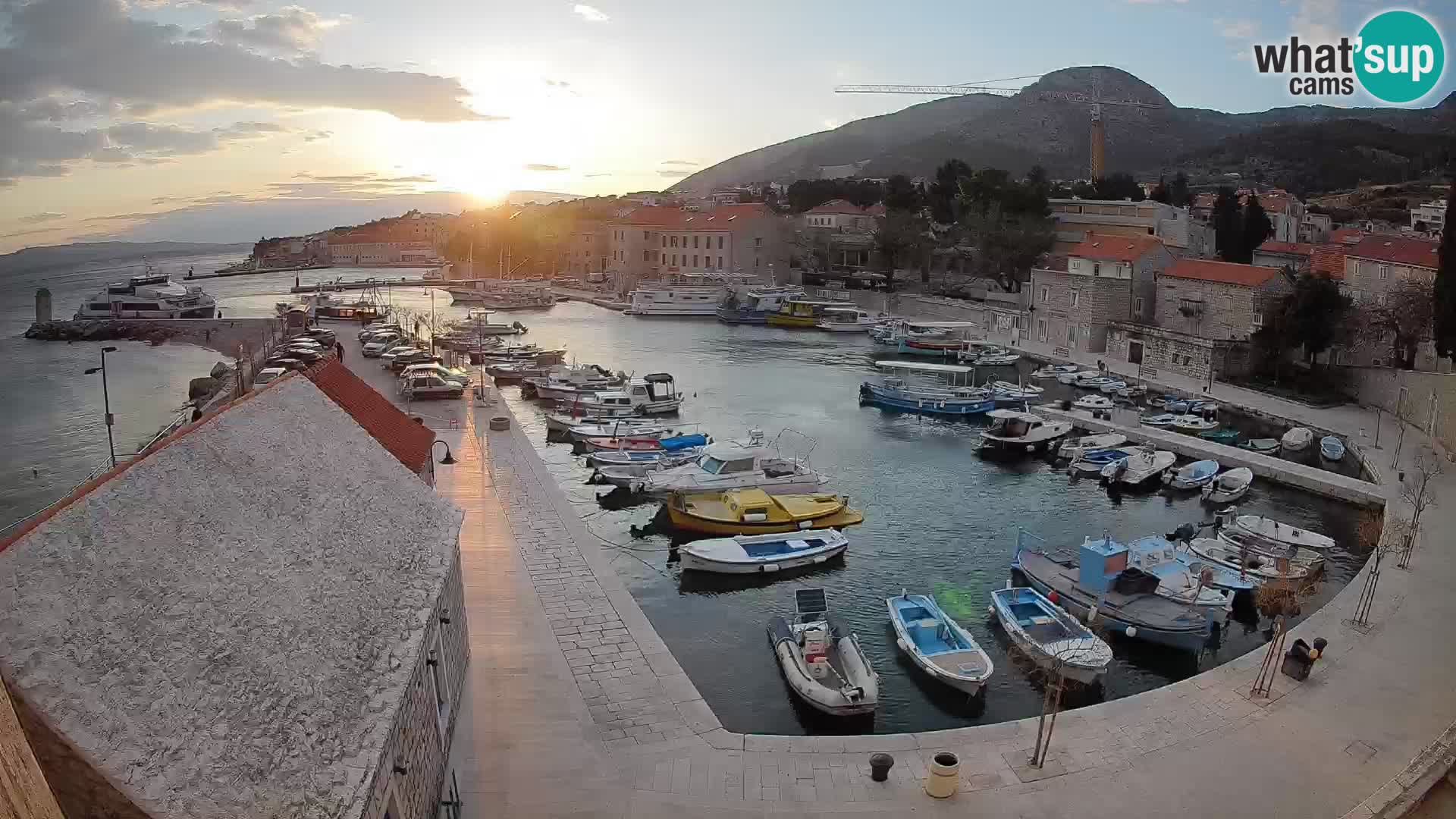 Spletna kamera Bol pristanišče – Pogled v živo na Rivo in marino