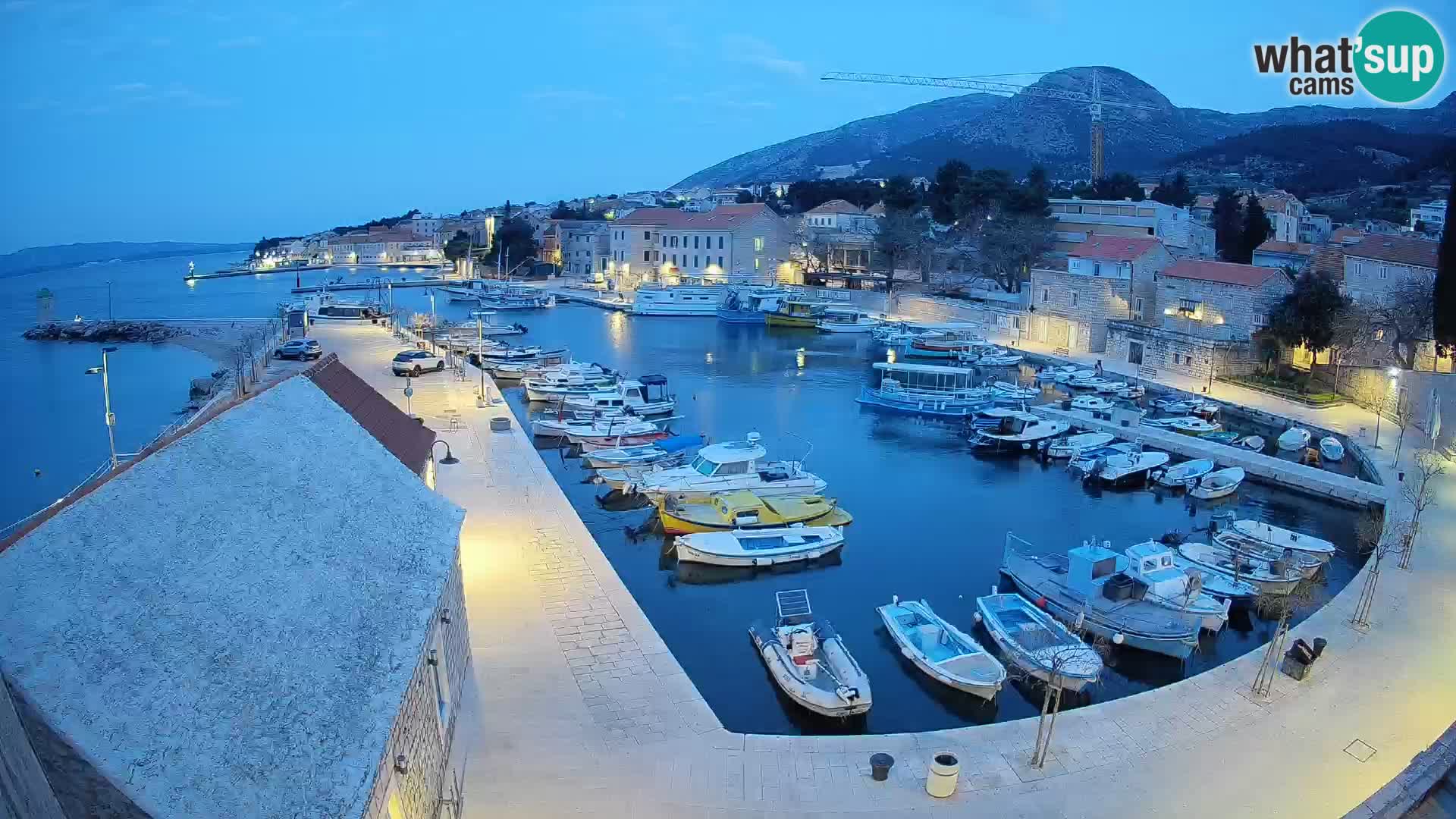 Web kamera Bol Riva – Pogled uživo na luku i marinu