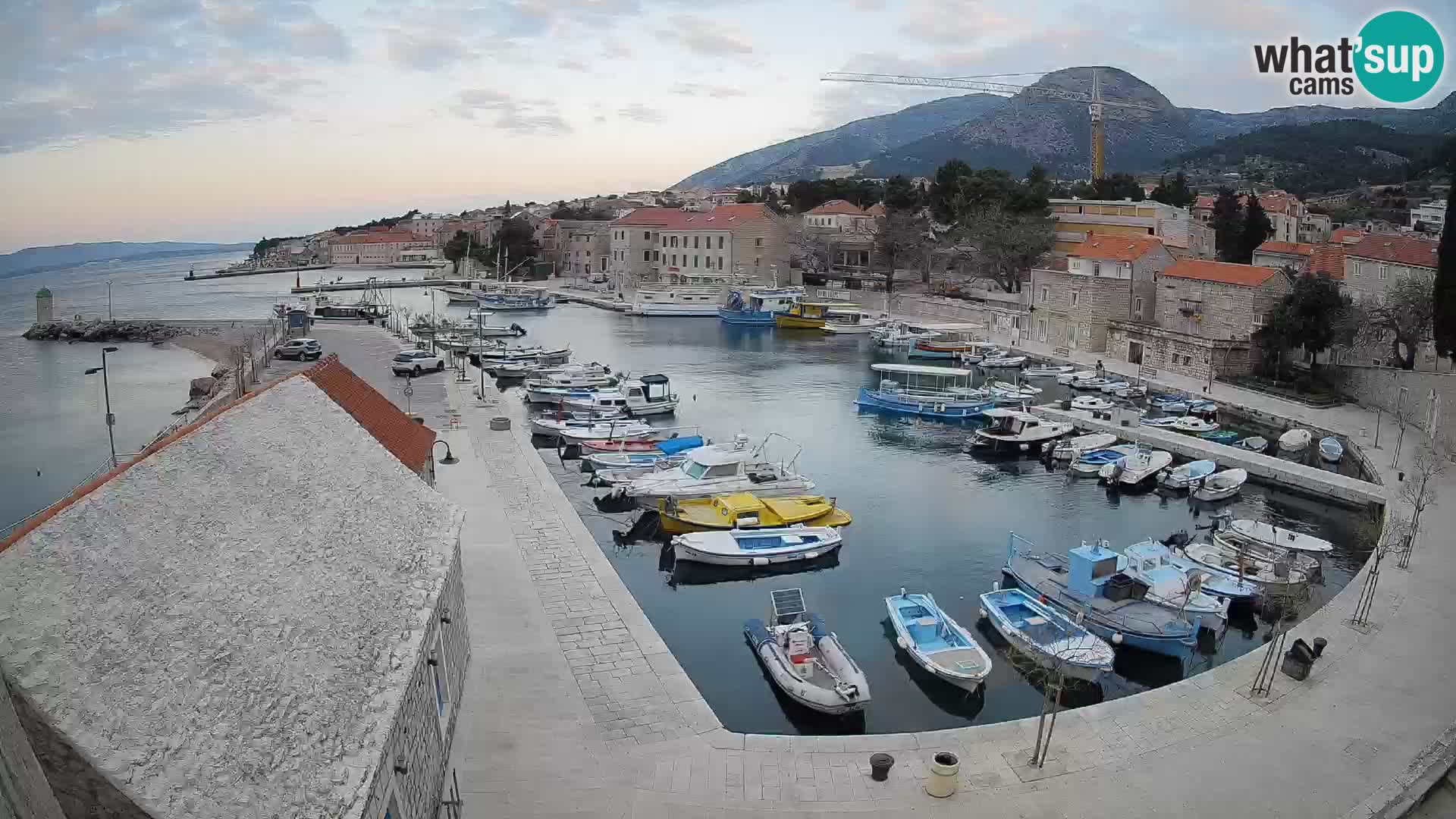 Web kamera Bol Riva – Pogled uživo na luku i marinu