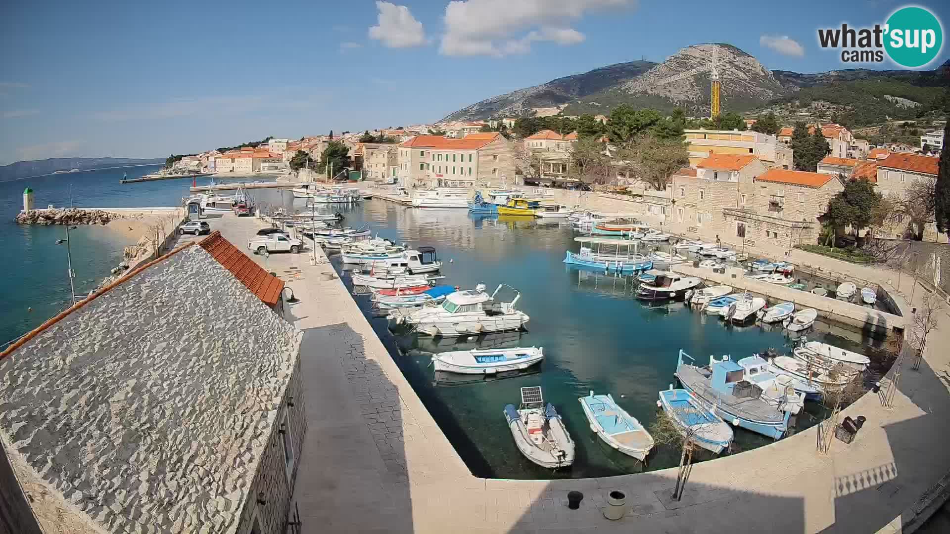 Web kamera Bol Riva – Pogled uživo na luku i marinu