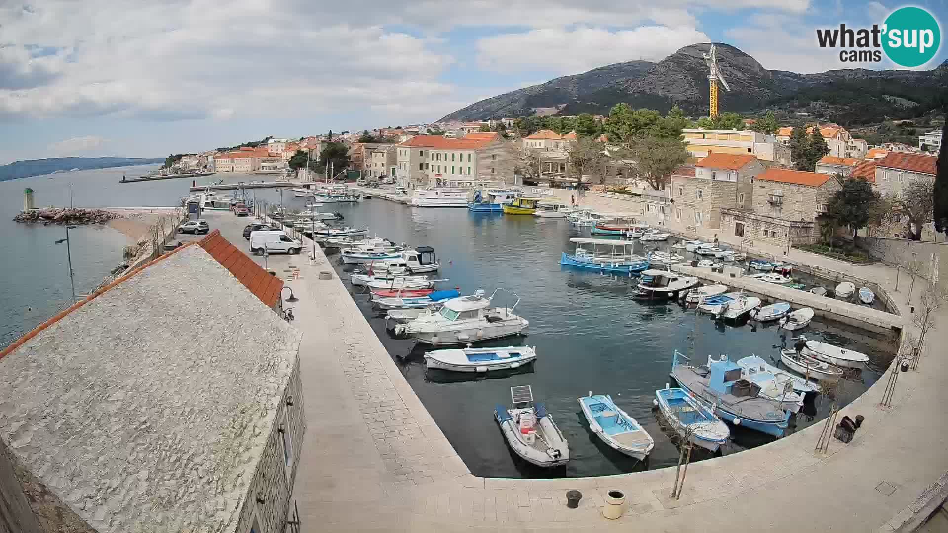 Spletna kamera Bol pristanišče – Pogled v živo na Rivo in marino