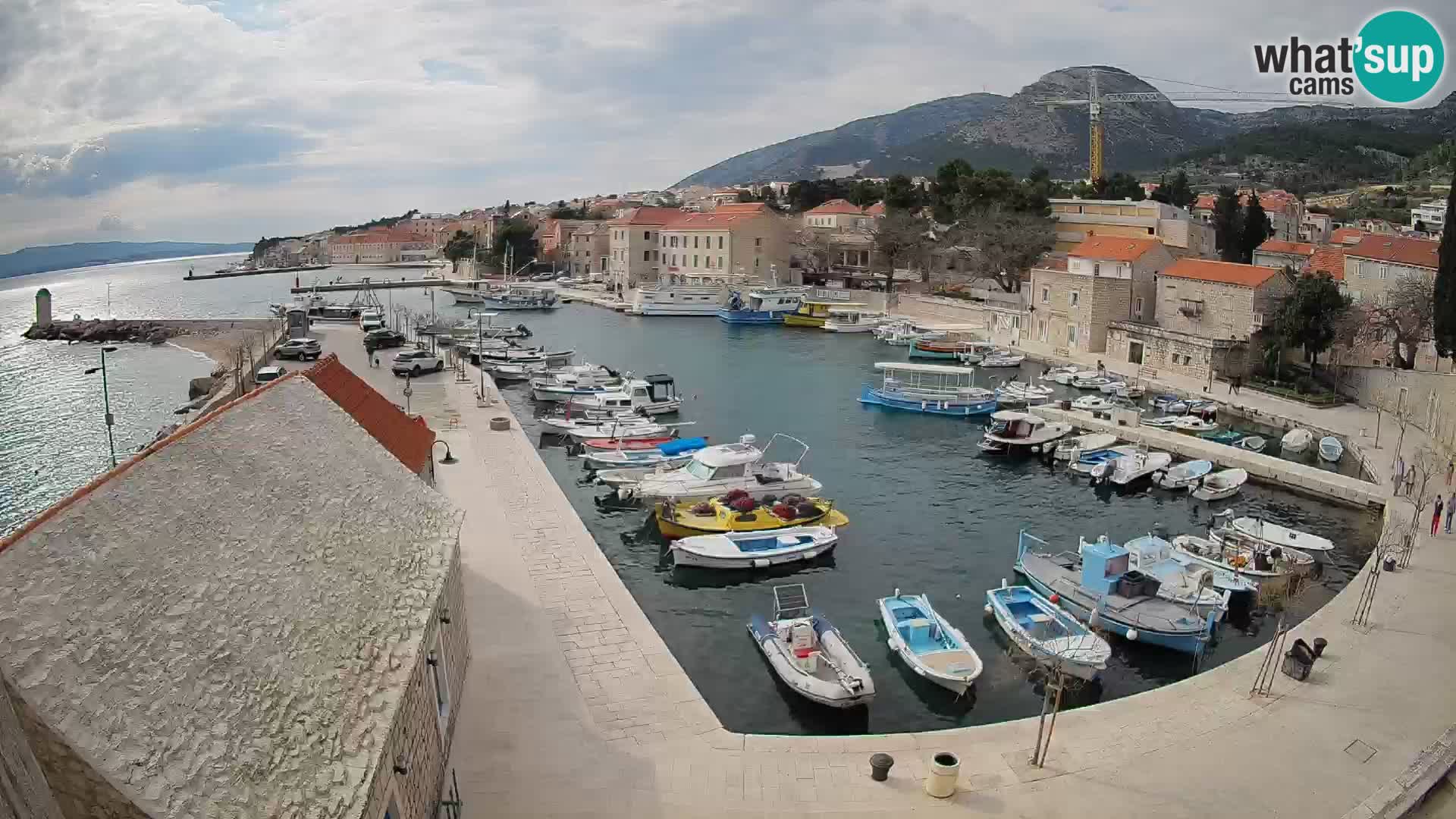 Web kamera Bol Riva – Pogled uživo na luku i marinu