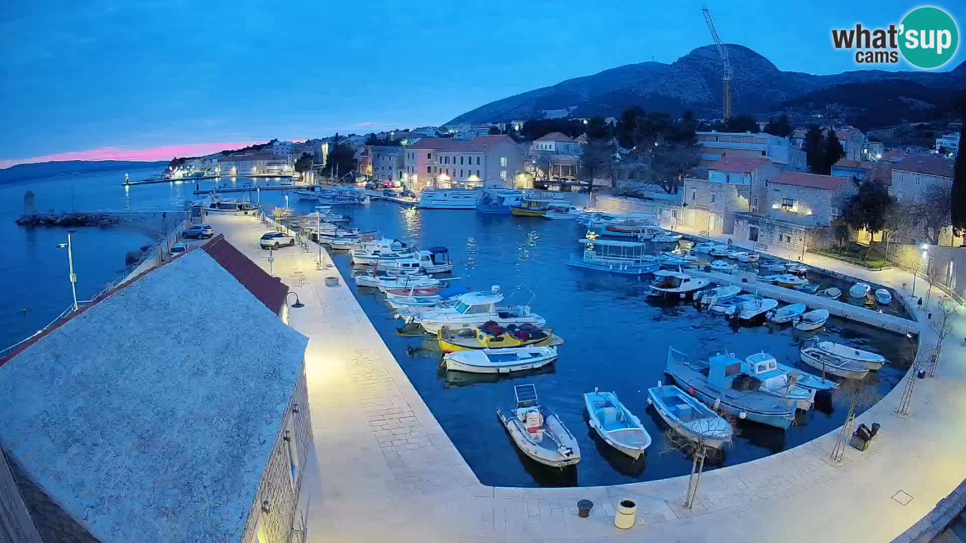 Spletna kamera Bol pristanišče – Pogled v živo na Rivo in marino