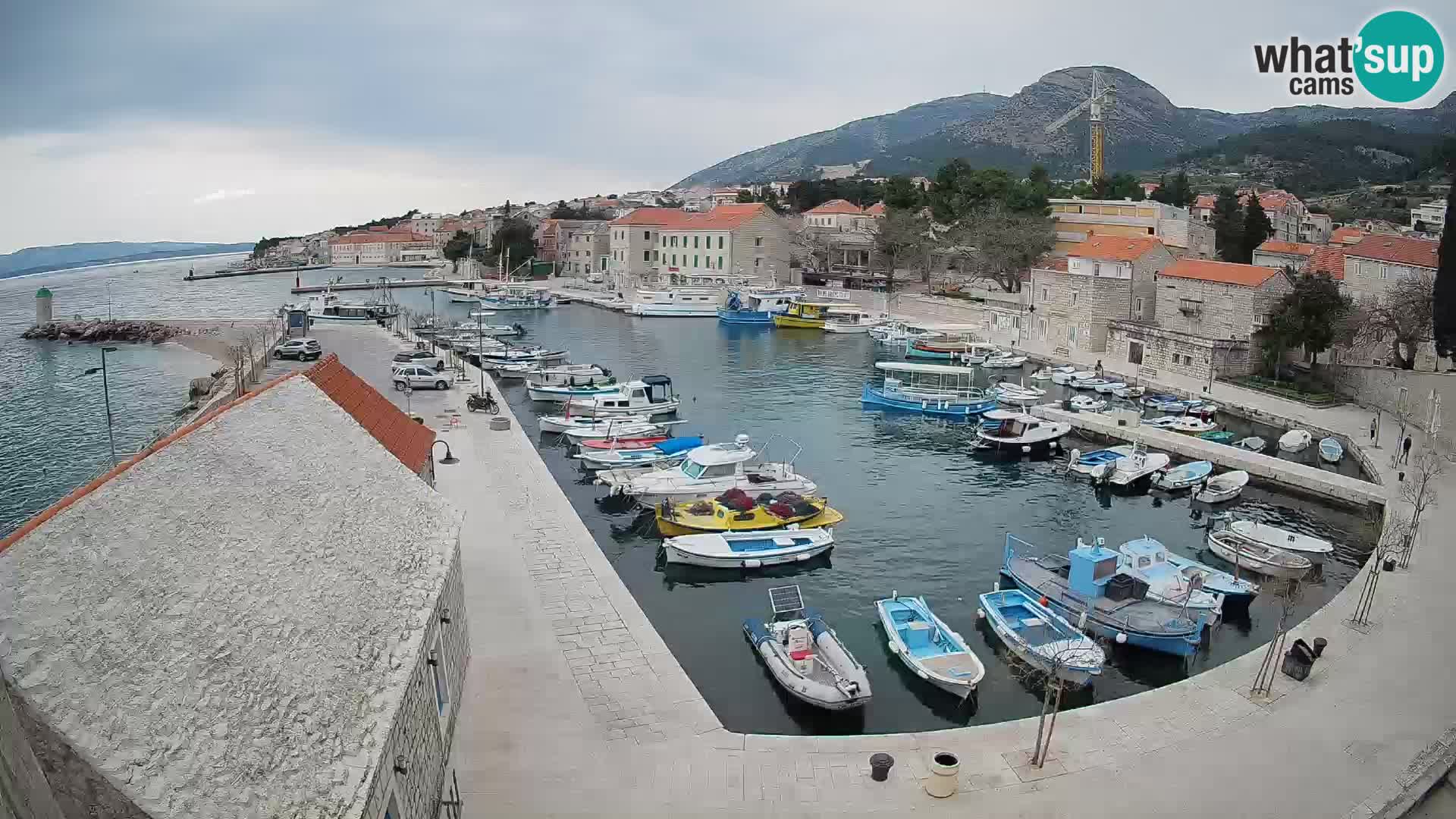 Web kamera Bol Riva – Pogled uživo na luku i marinu