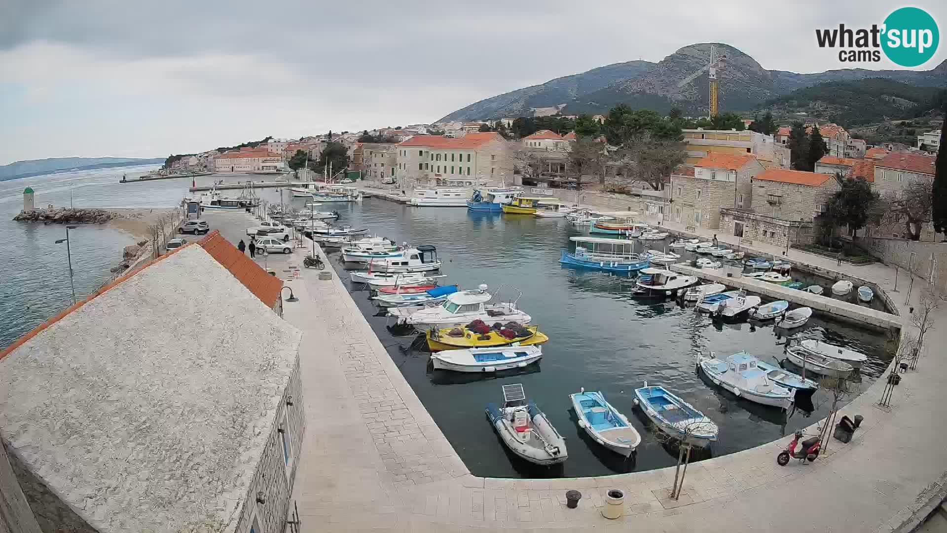 Web kamera Bol Riva – Pogled uživo na luku i marinu