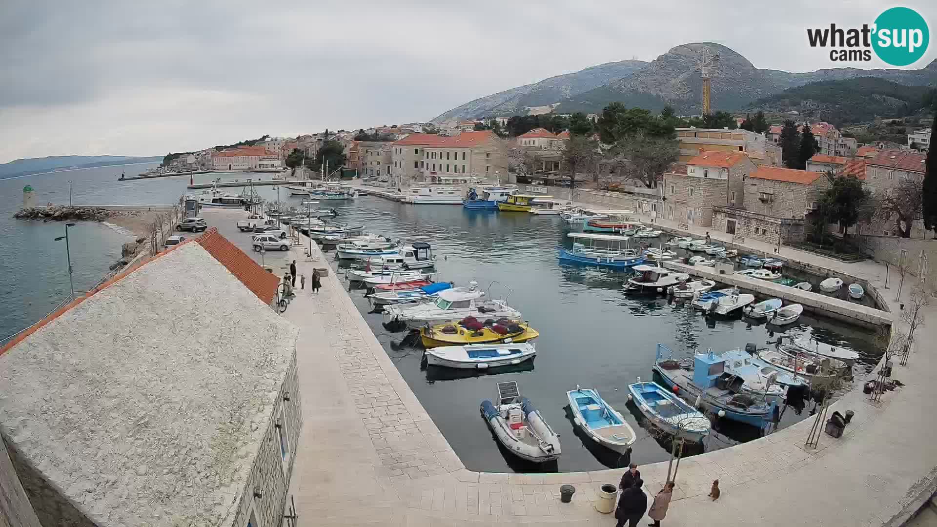 Web kamera Bol Riva – Pogled uživo na luku i marinu