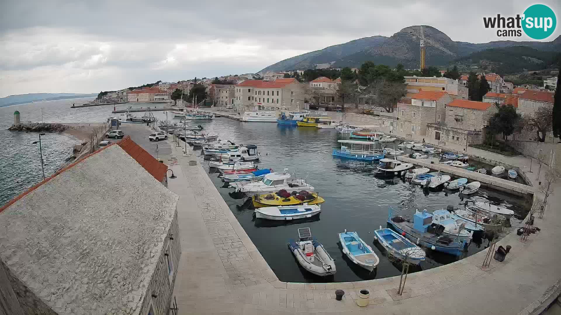 Web kamera Bol Riva – Pogled uživo na luku i marinu