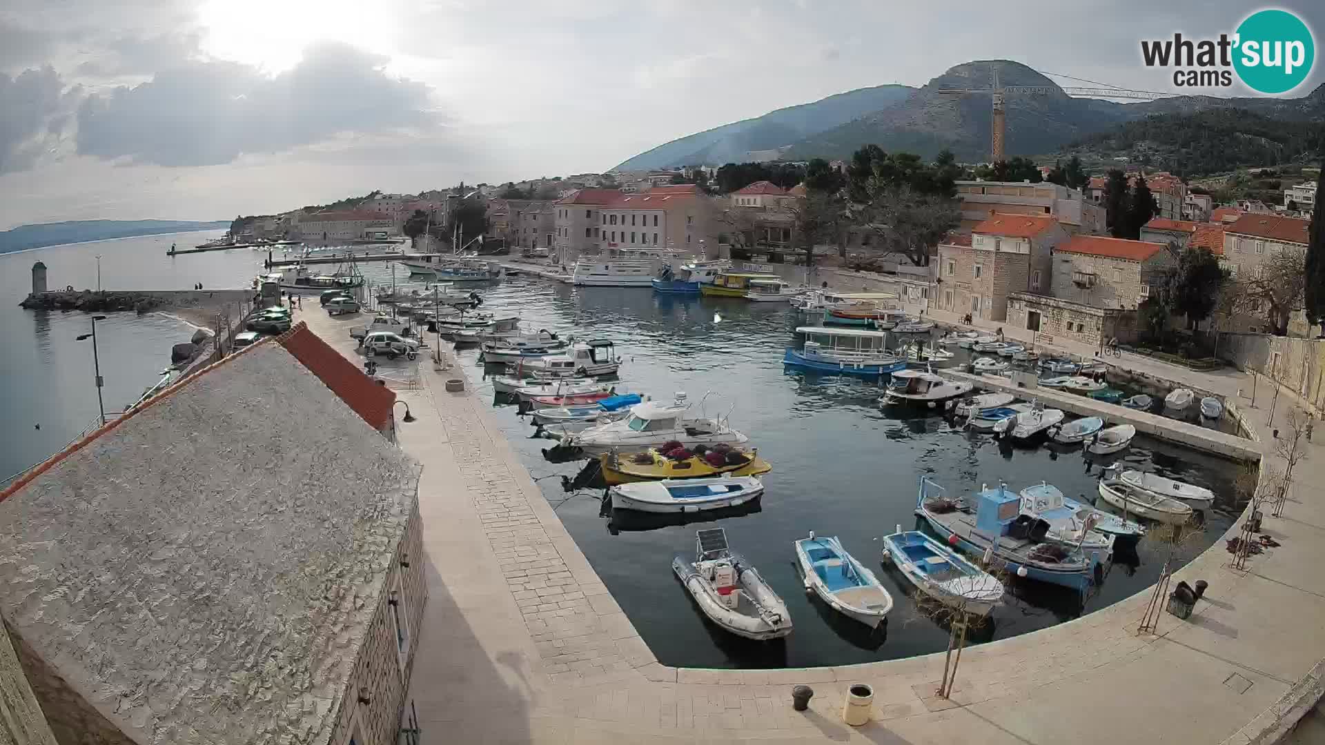 Spletna kamera Bol pristanišče – Pogled v živo na Rivo in marino