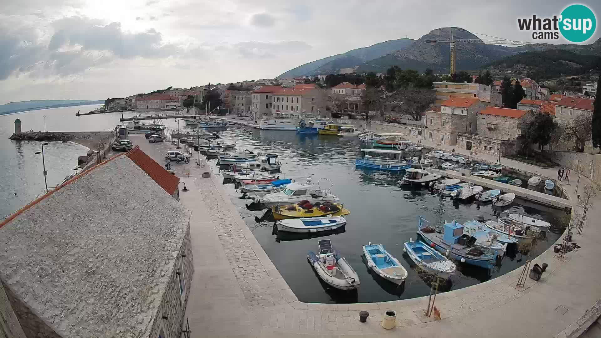 Web kamera Bol Riva – Pogled uživo na luku i marinu