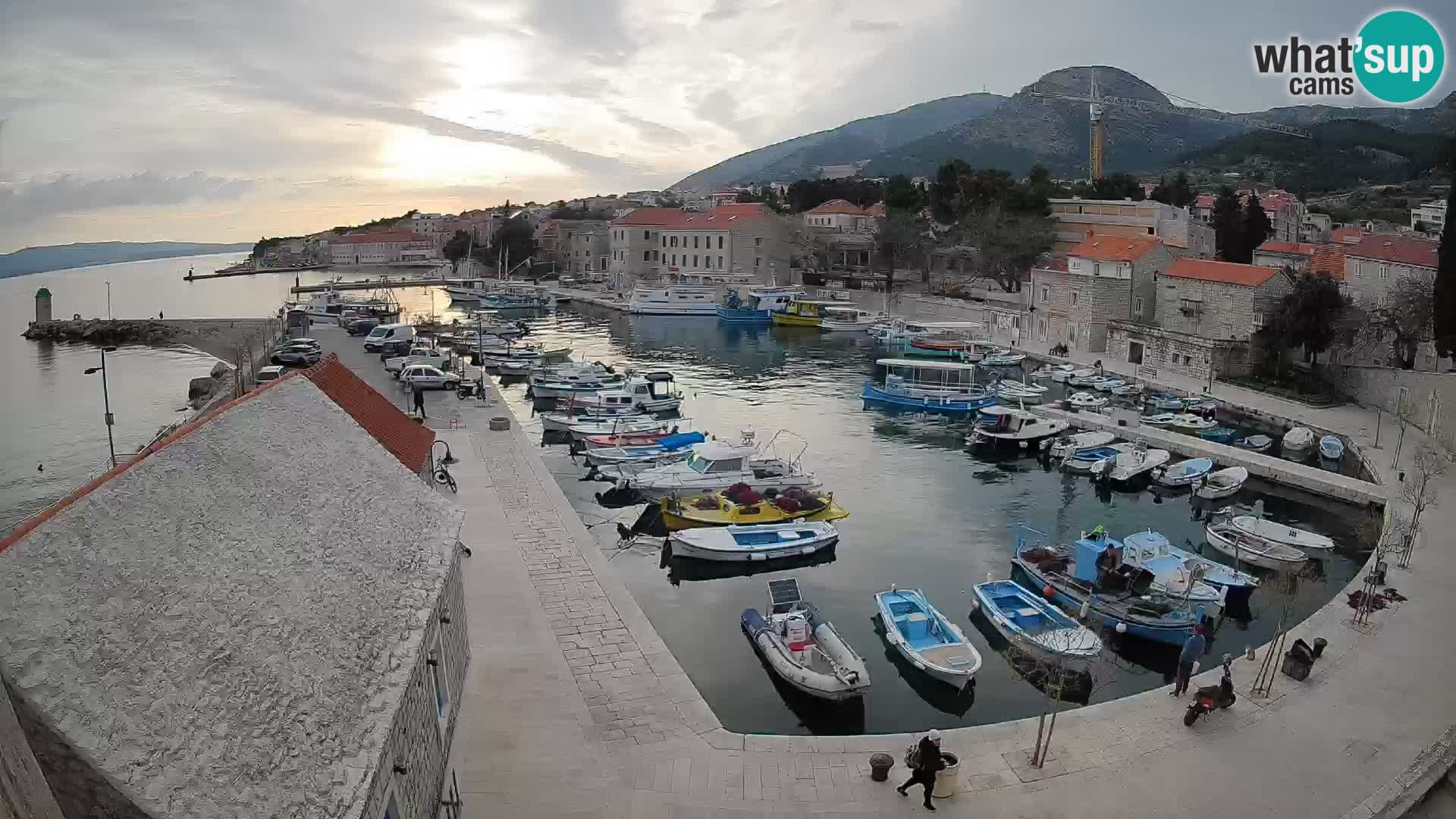 Webcam porto di Bol – Vista live sulla Riva e Marina