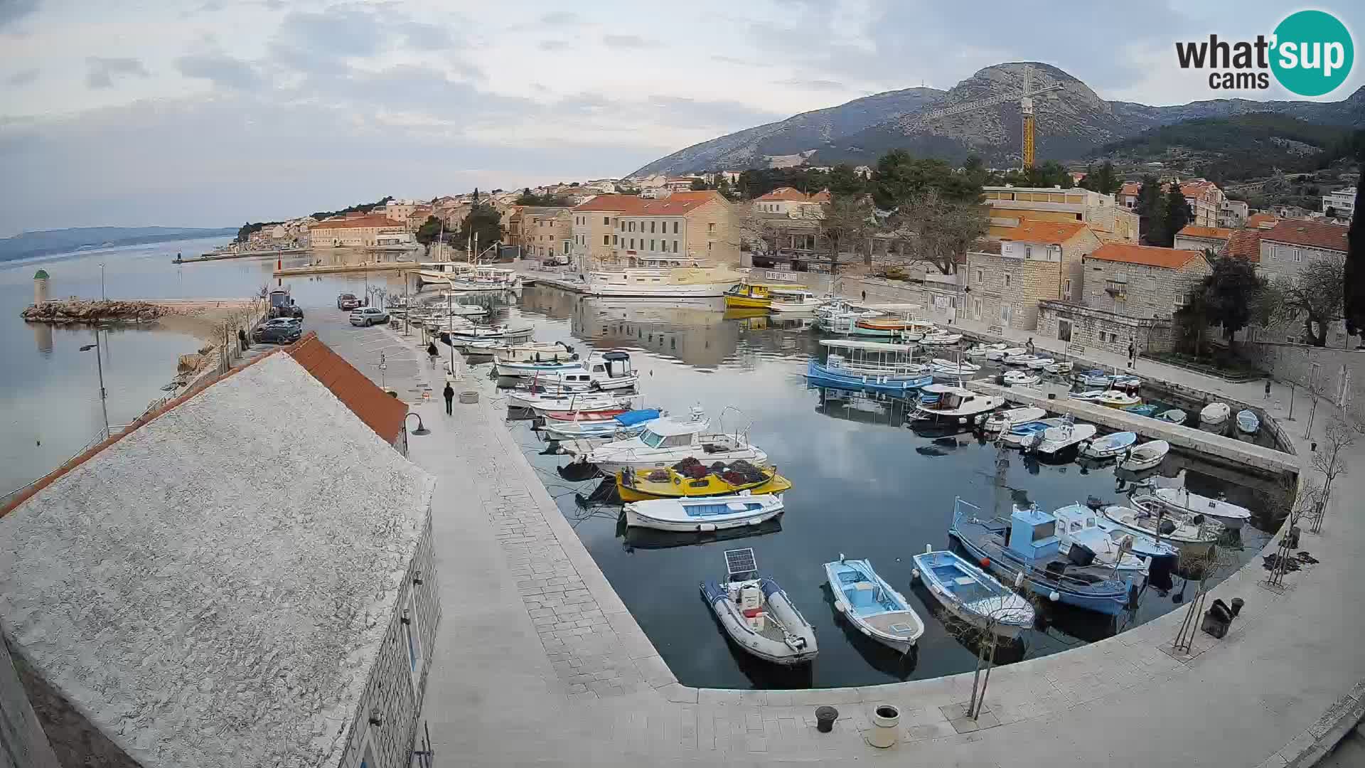 Web kamera Bol Riva – Pogled uživo na luku i marinu