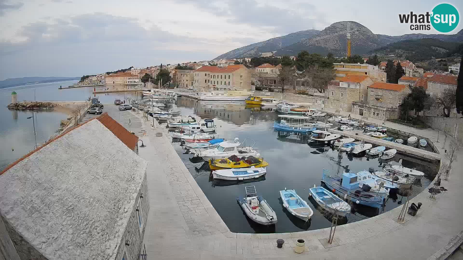 Web kamera Bol Riva – Pogled uživo na luku i marinu