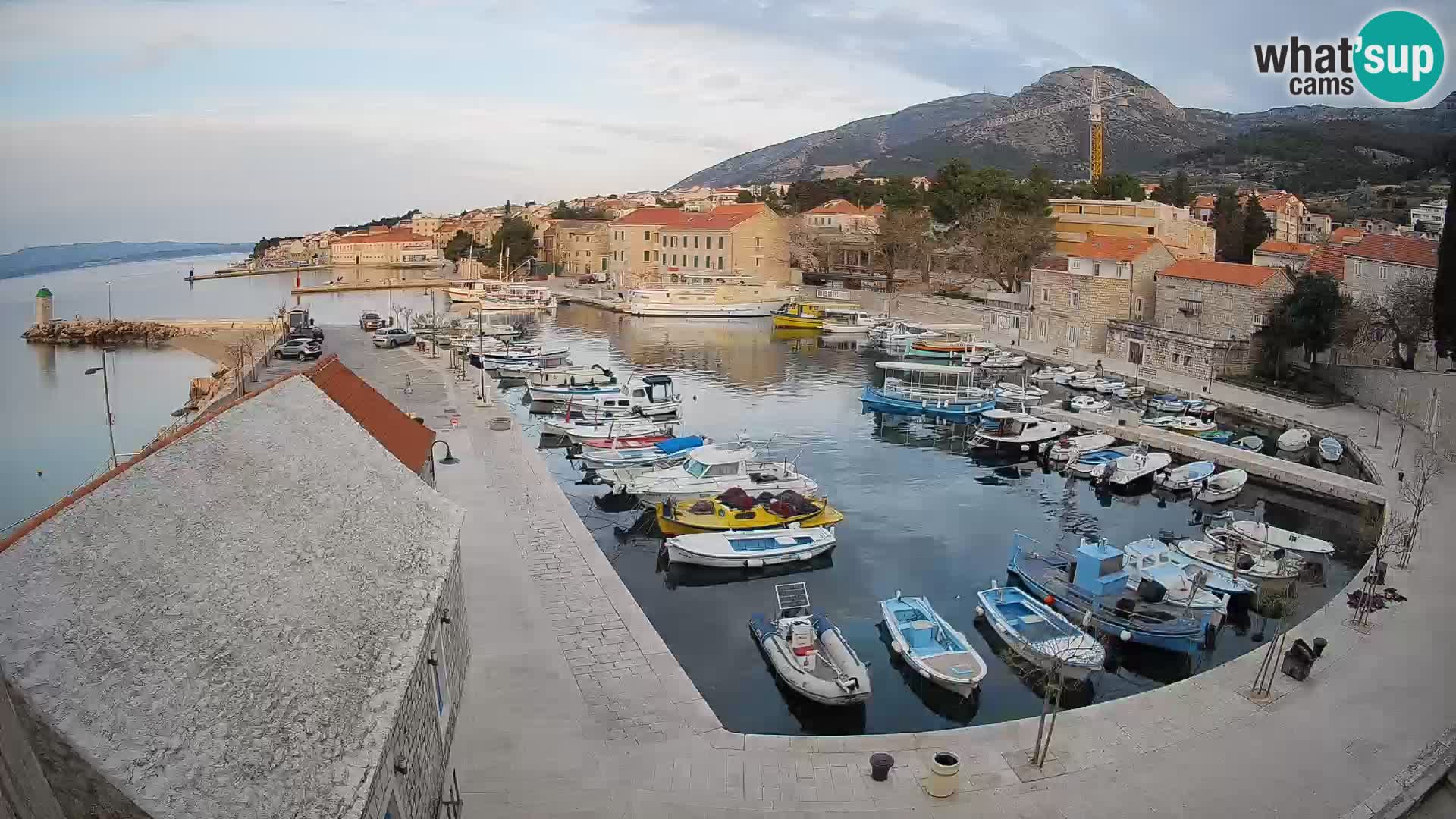 Spletna kamera Bol pristanišče – Pogled v živo na Rivo in marino