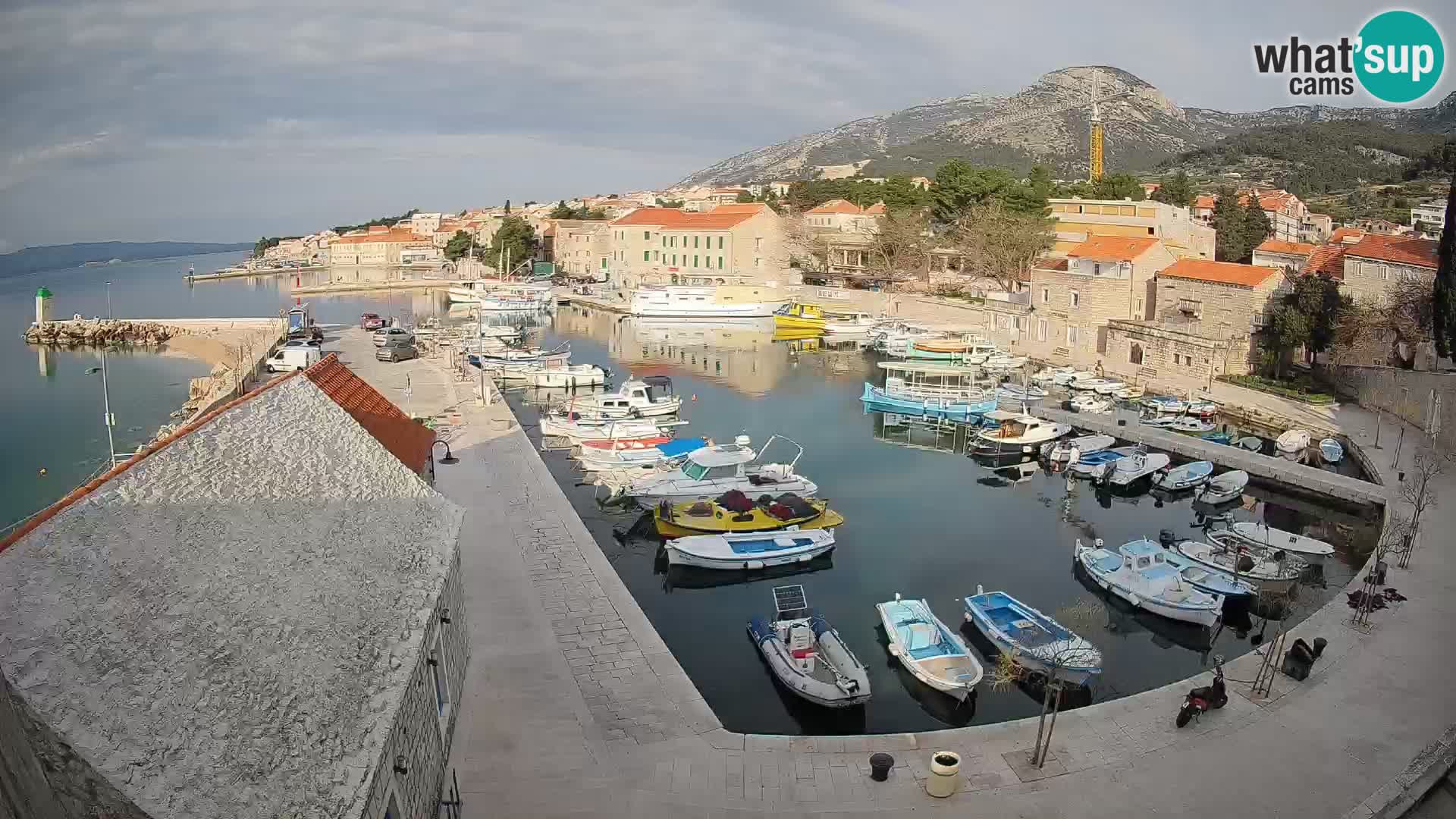 Web kamera Bol Riva – Pogled uživo na luku i marinu