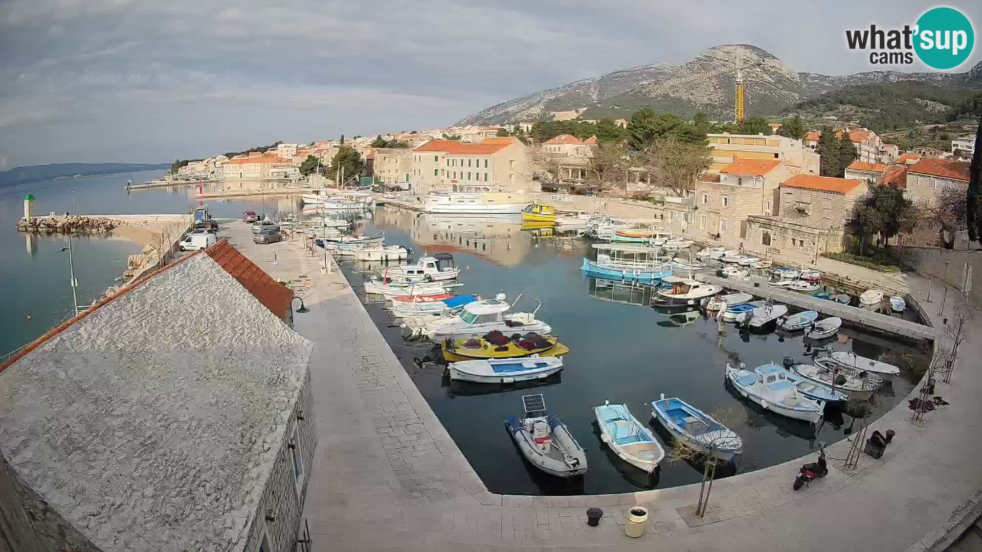 Web kamera Bol Riva – Pogled uživo na luku i marinu