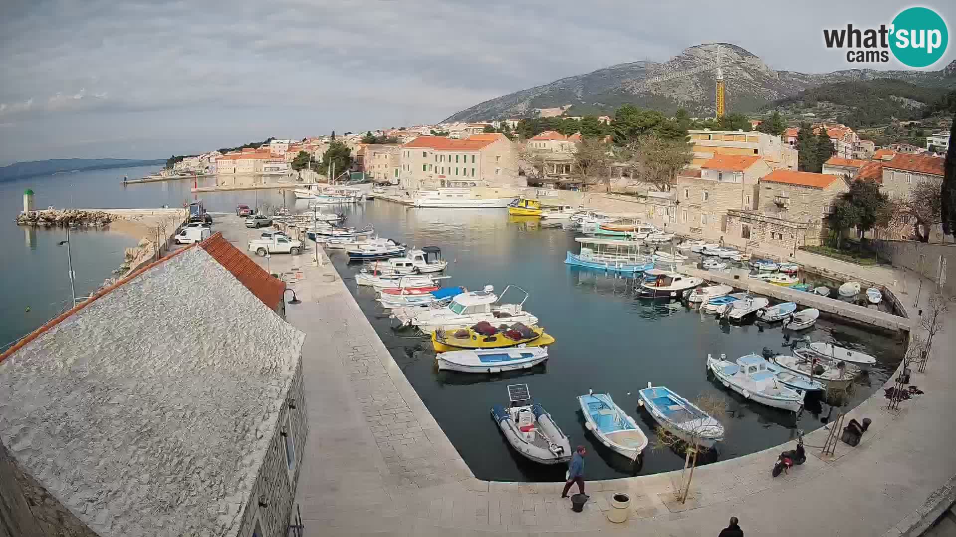 Web kamera Bol Riva – Pogled uživo na luku i marinu