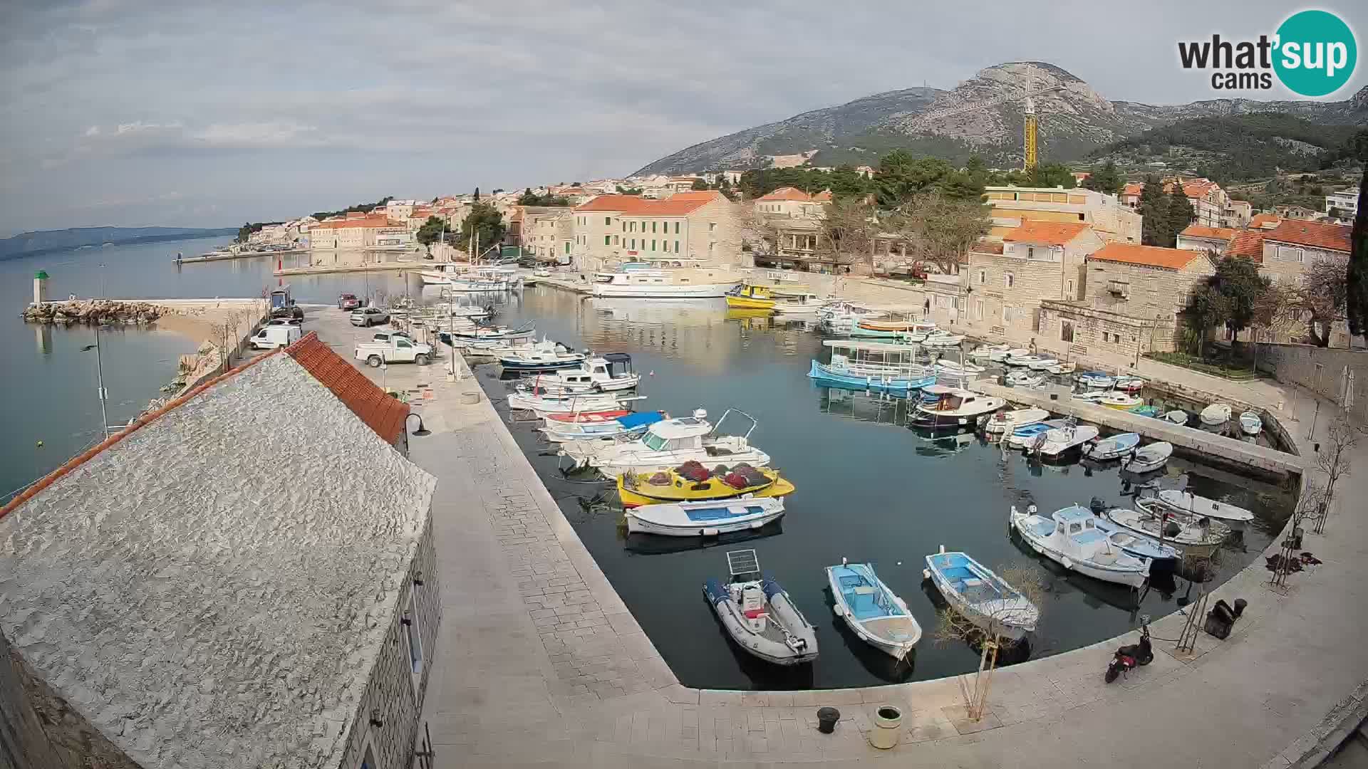 Spletna kamera Bol pristanišče – Pogled v živo na Rivo in marino