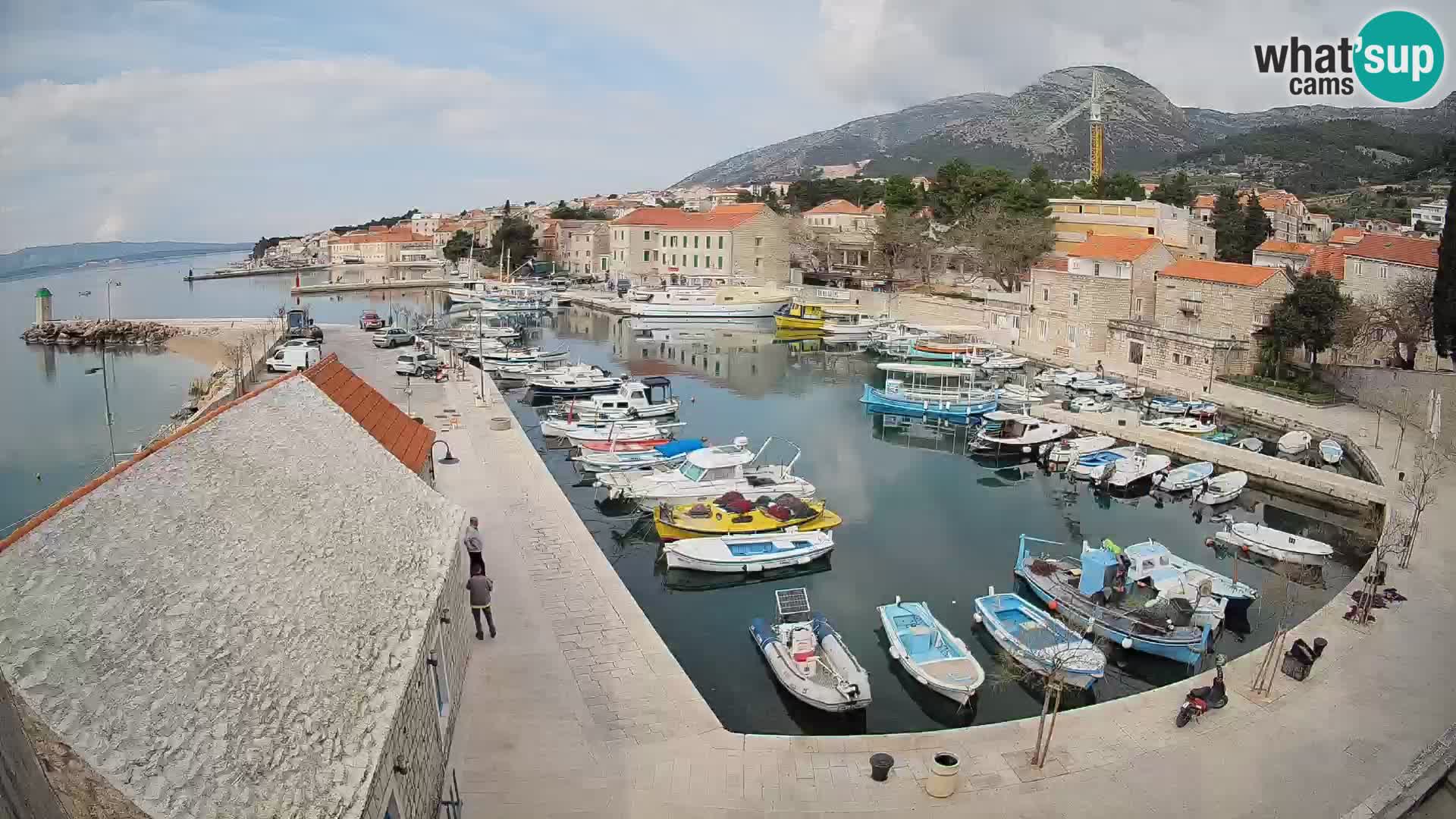 Web kamera Bol Riva – Pogled uživo na luku i marinu