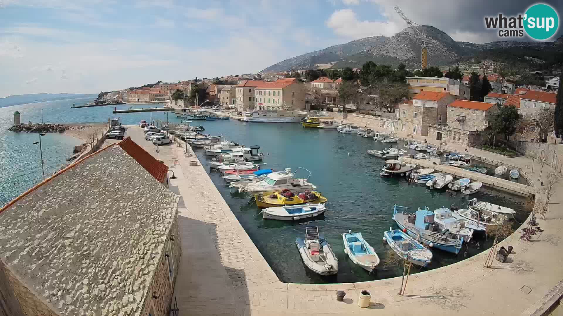 Spletna kamera Bol pristanišče – Pogled v živo na Rivo in marino