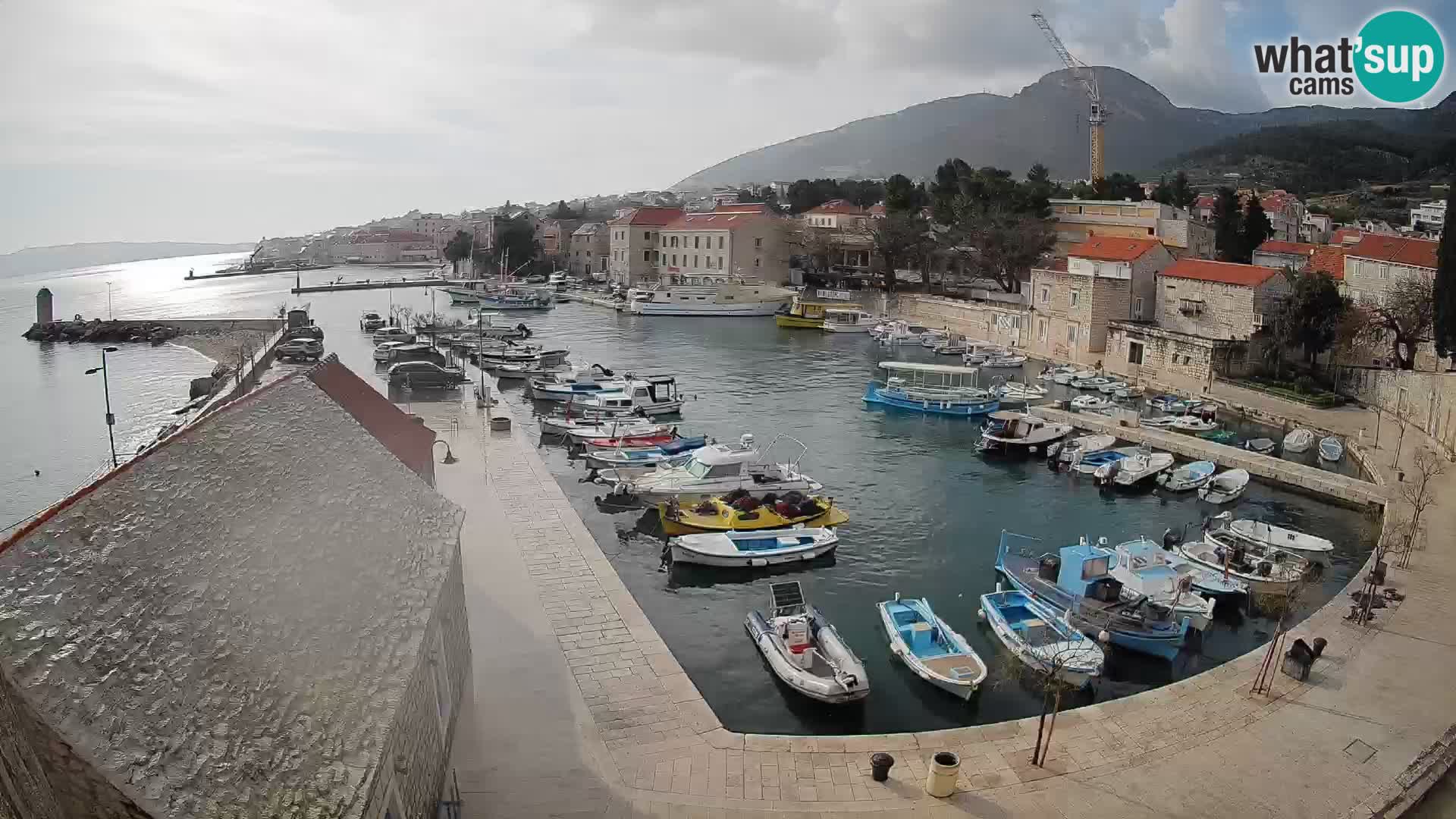 Spletna kamera Bol pristanišče – Pogled v živo na Rivo in marino