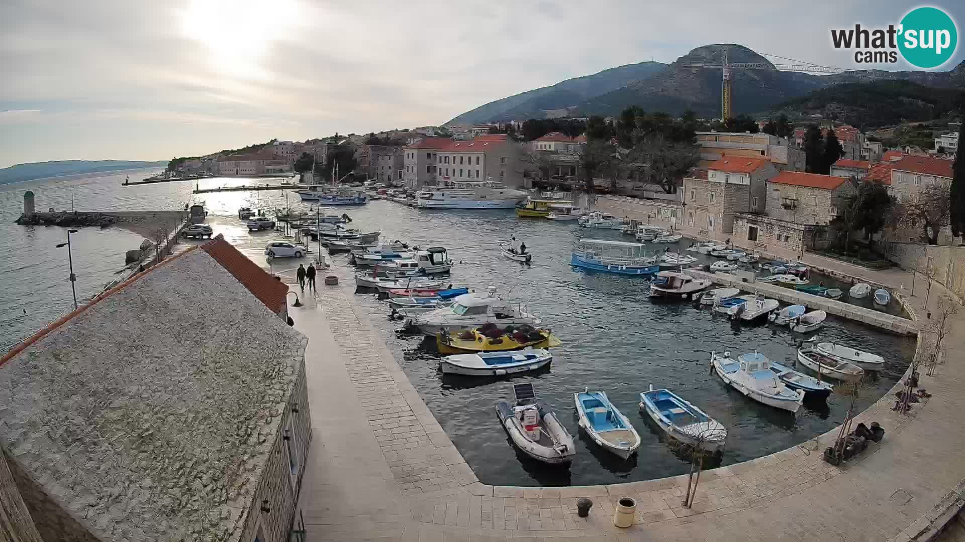 Spletna kamera Bol pristanišče – Pogled v živo na Rivo in marino