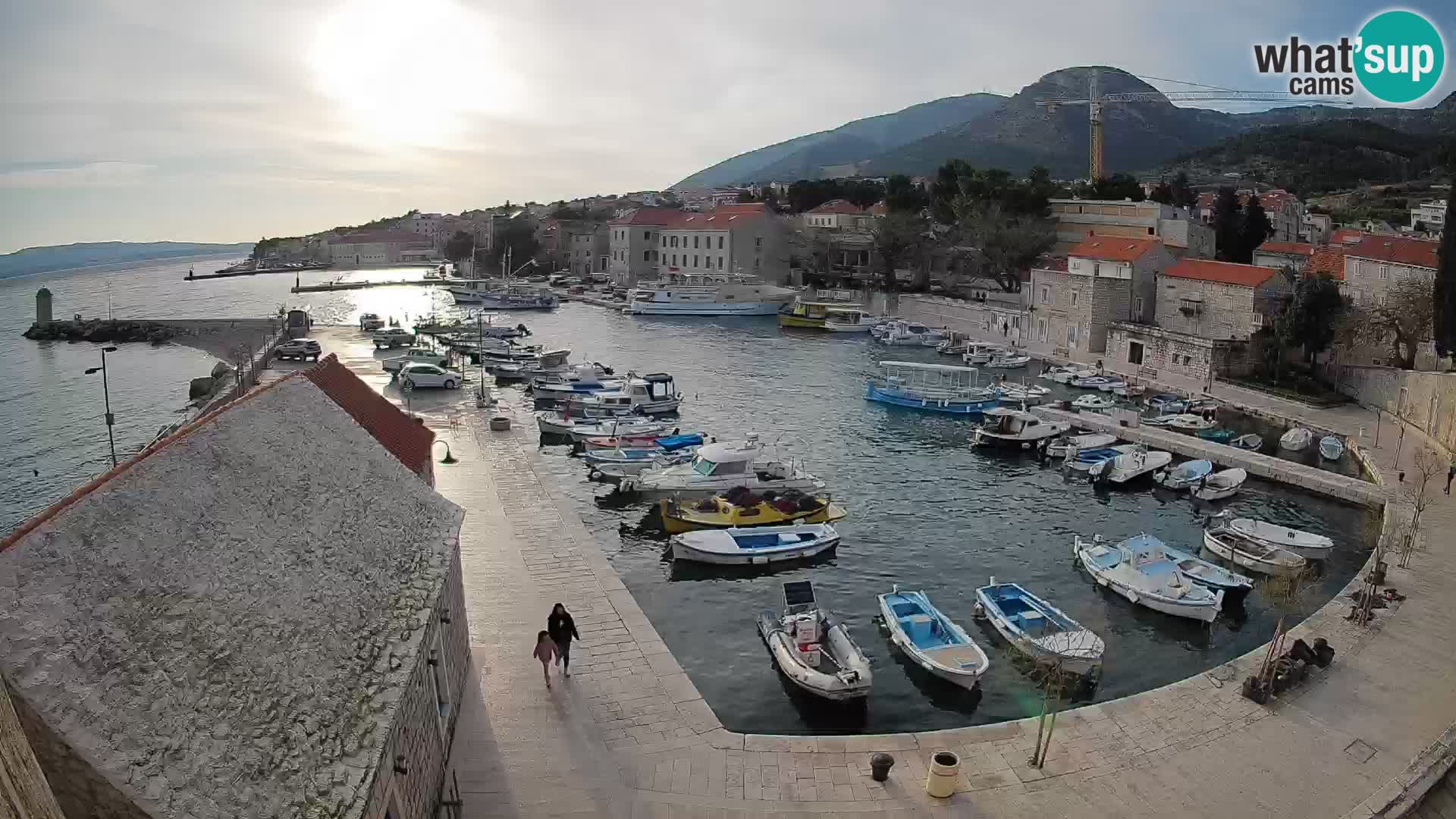 Webcam porto di Bol – Vista live sulla Riva e Marina