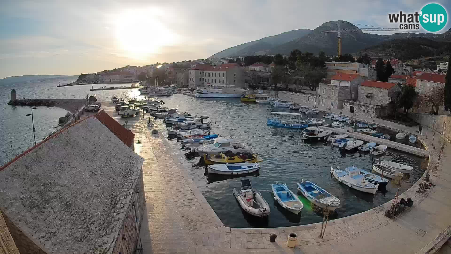 Spletna kamera Bol pristanišče – Pogled v živo na Rivo in marino