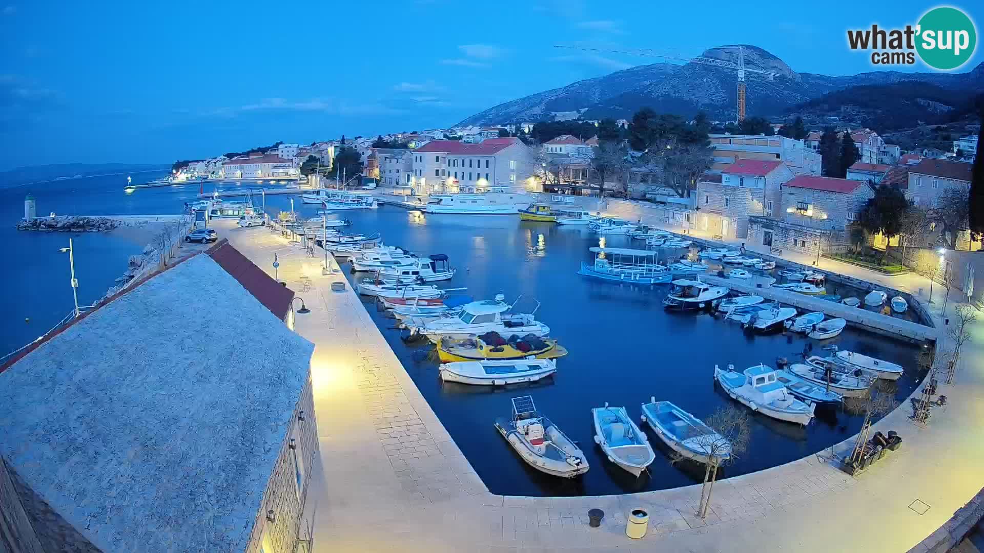 Web kamera Bol Riva – Pogled uživo na luku i marinu