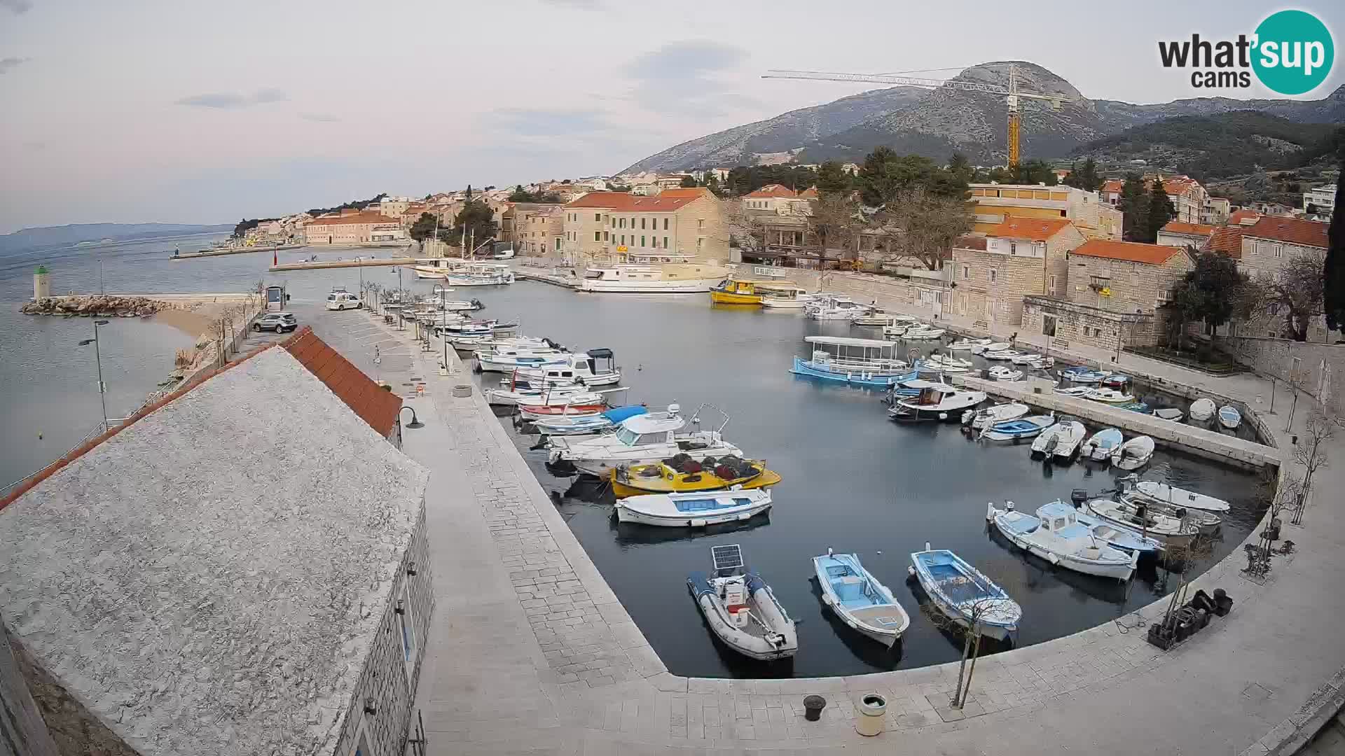 Web kamera Bol Riva – Pogled uživo na luku i marinu