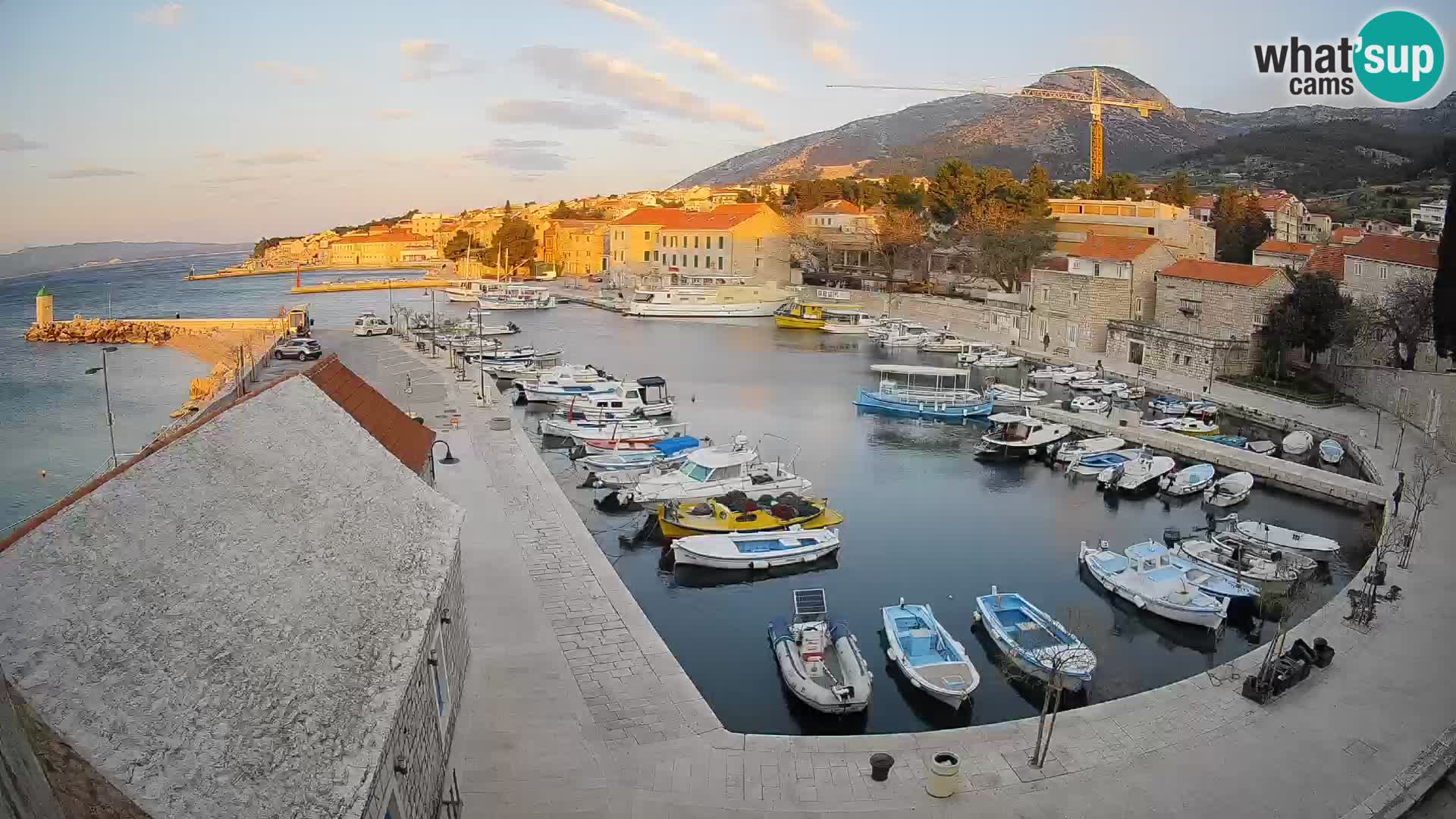 Webcam porto di Bol – Vista live sulla Riva e Marina