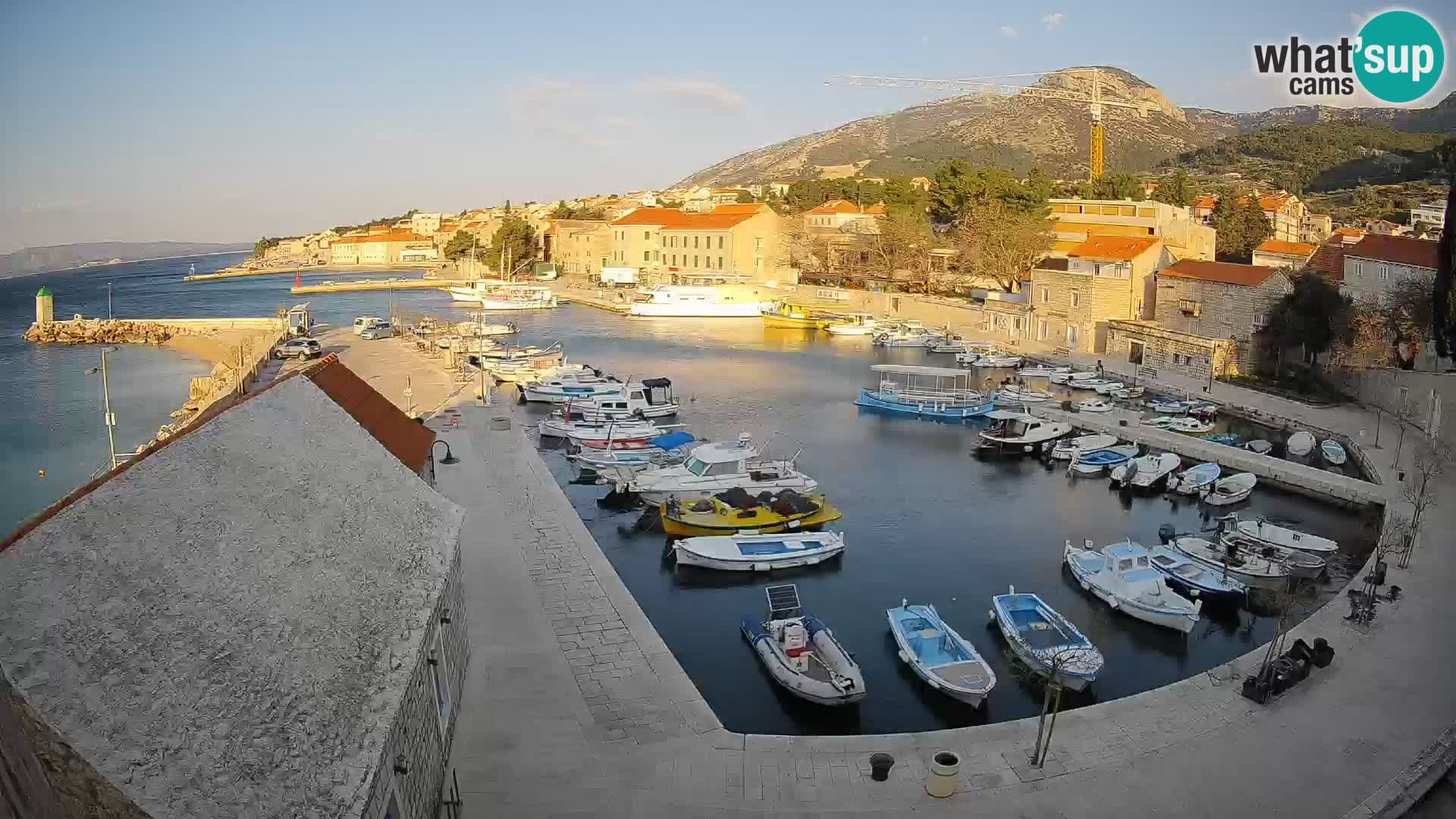 Web kamera Bol Riva – Pogled uživo na luku i marinu