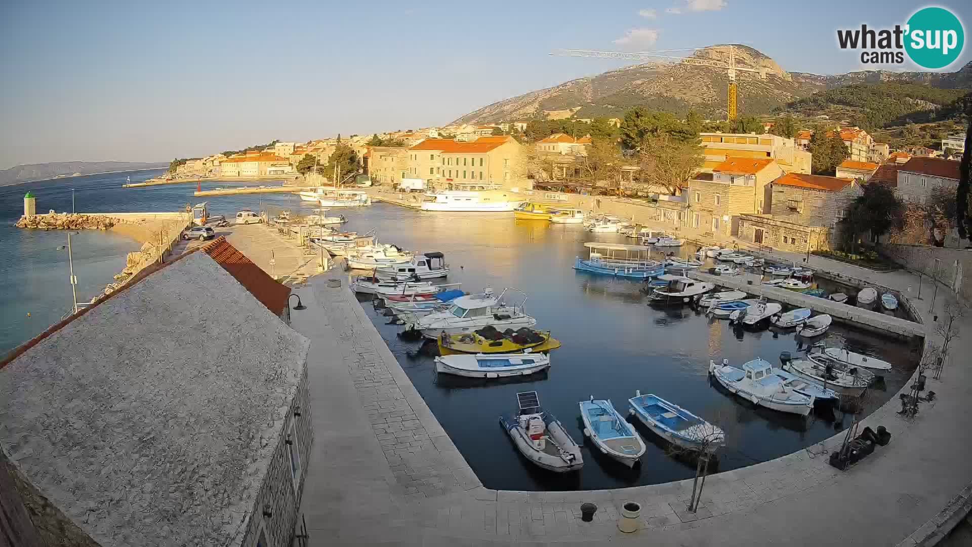 Spletna kamera Bol pristanišče – Pogled v živo na Rivo in marino
