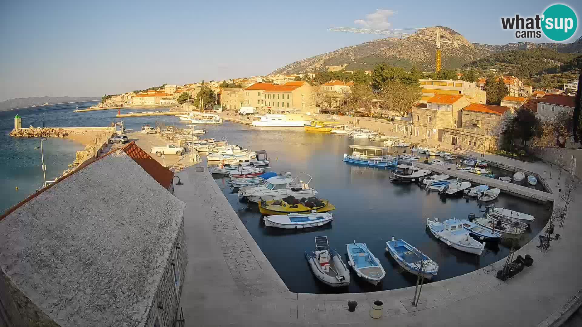 Spletna kamera Bol pristanišče – Pogled v živo na Rivo in marino